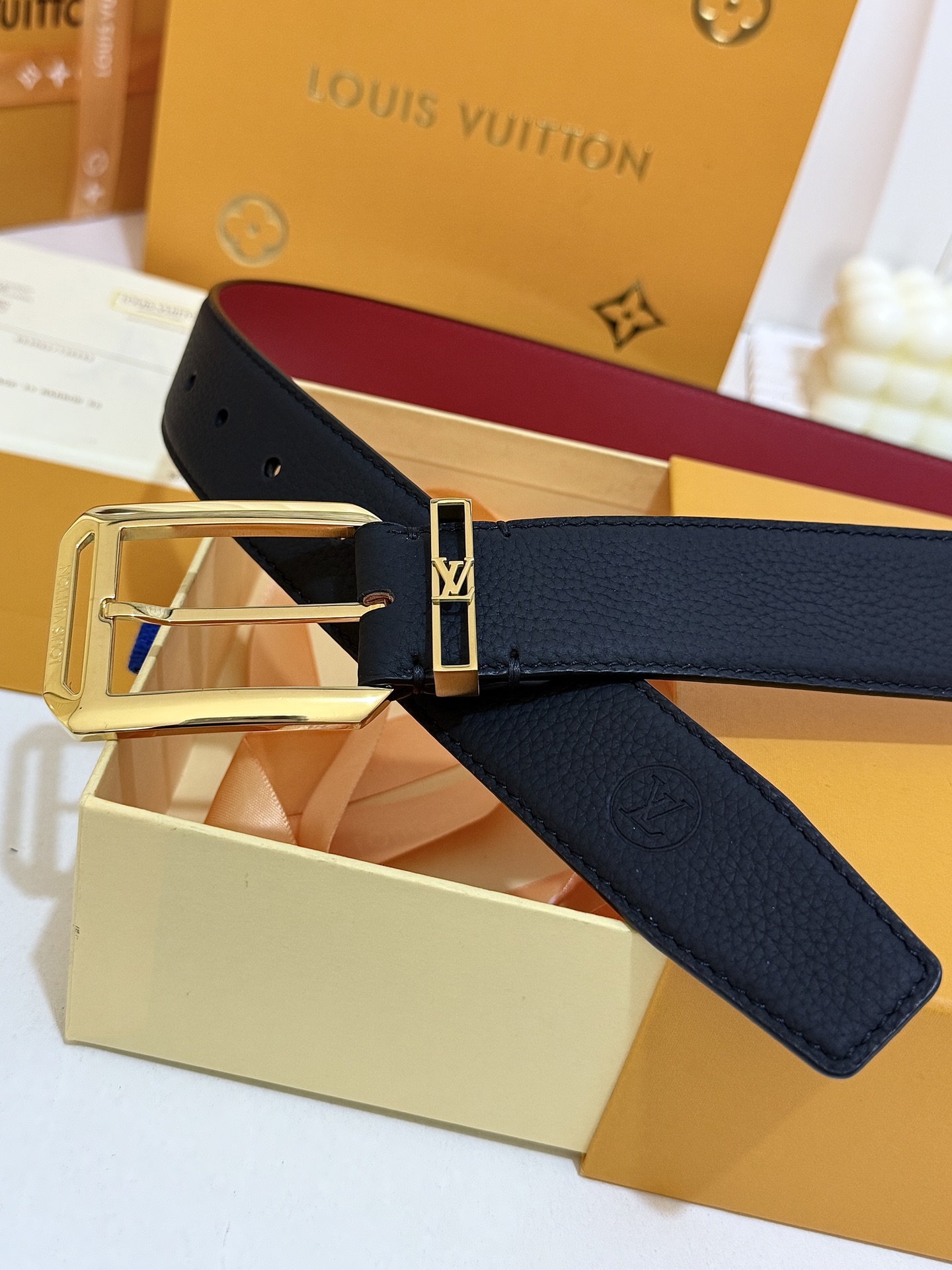LV黑粒面针扣皮带｜35mm宽版       进口荔枝纹牛皮面料，内里撞色大红皮料，手感厚实，亮金方形LV针式扣，简约大