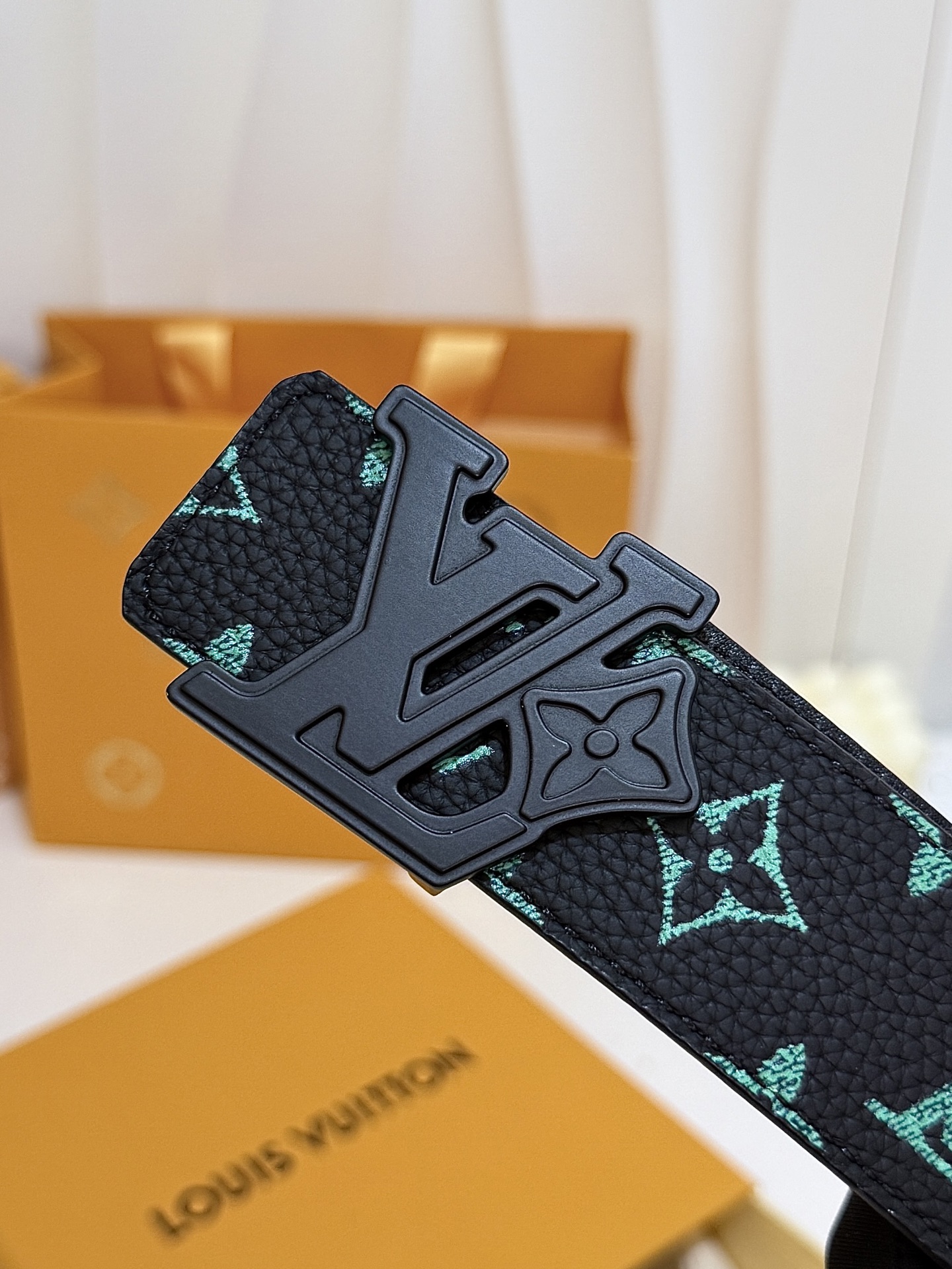 LV绿调撞色LV哑黑皮带｜40mm标准宽度        荔枝粒面耐磨带身，搭配顺滑柔润真皮内里，触感扎实高级，花卉LV