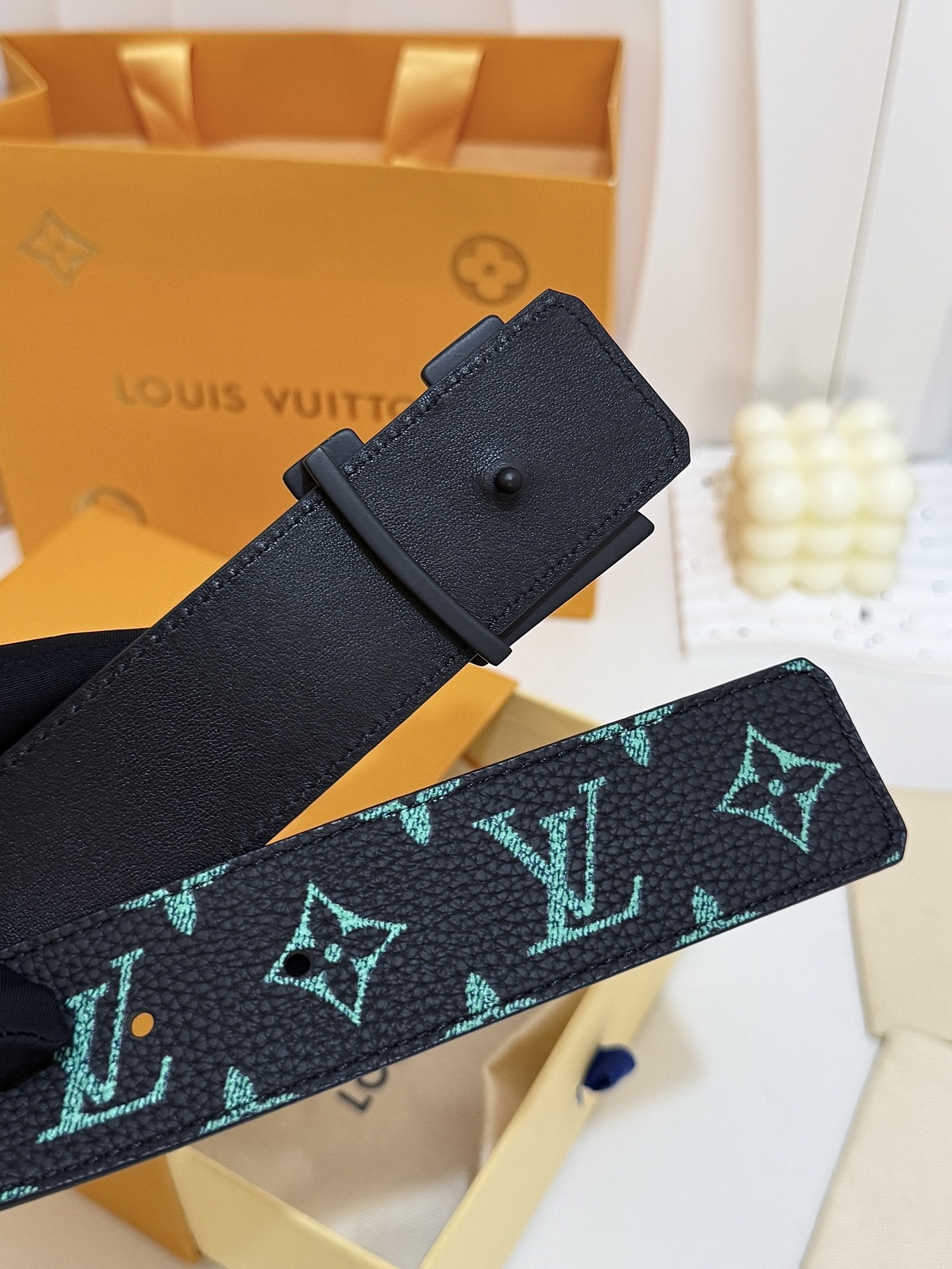 LV绿调撞色LV哑黑皮带｜40mm标准宽度        荔枝粒面耐磨带身，搭配顺滑柔润真皮内里，触感扎实高级，花卉LV