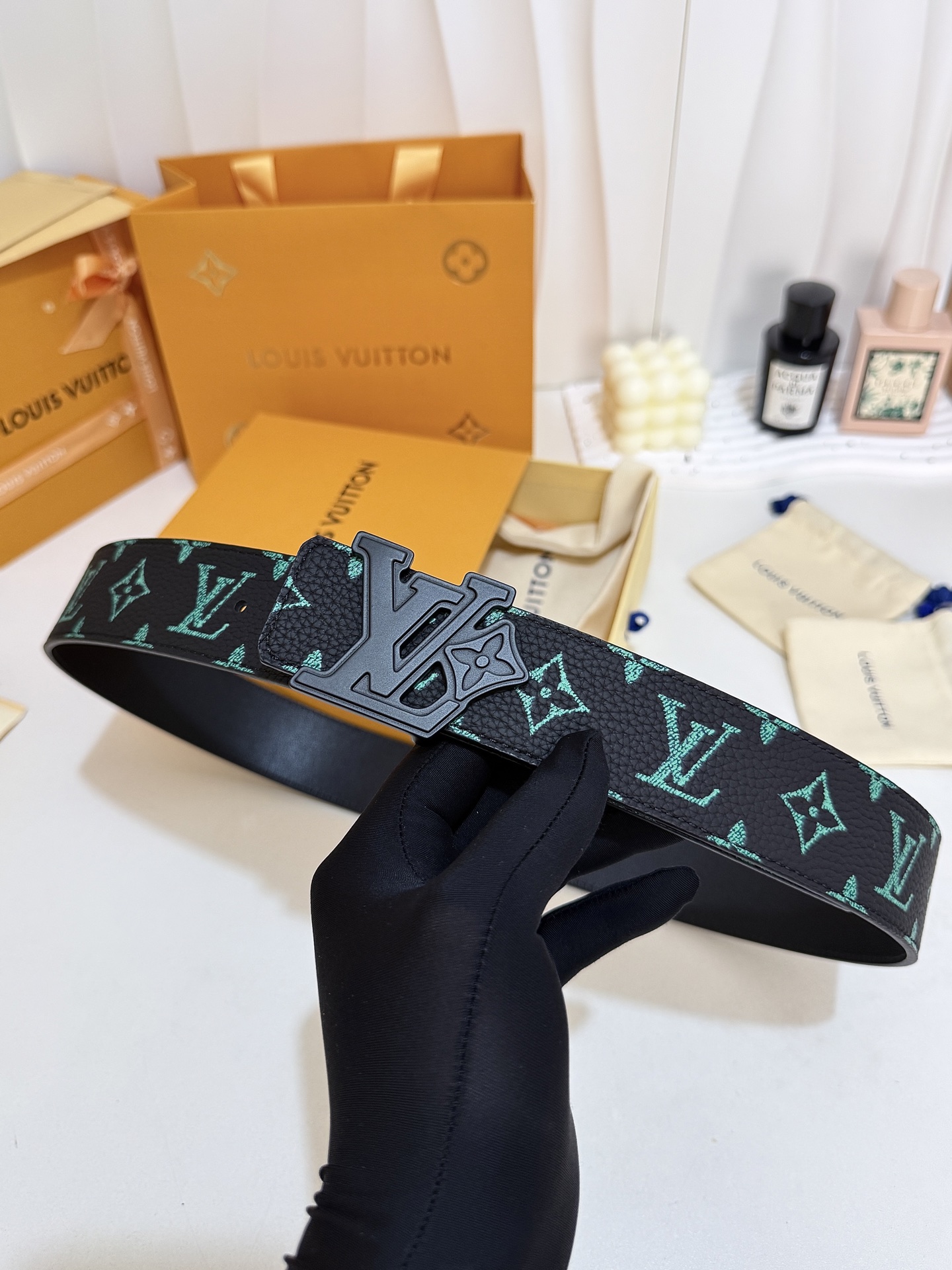 LV绿调撞色LV哑黑皮带｜40mm标准宽度        荔枝粒面耐磨带身，搭配顺滑柔润真皮内里，触感扎实高级，花卉LV
