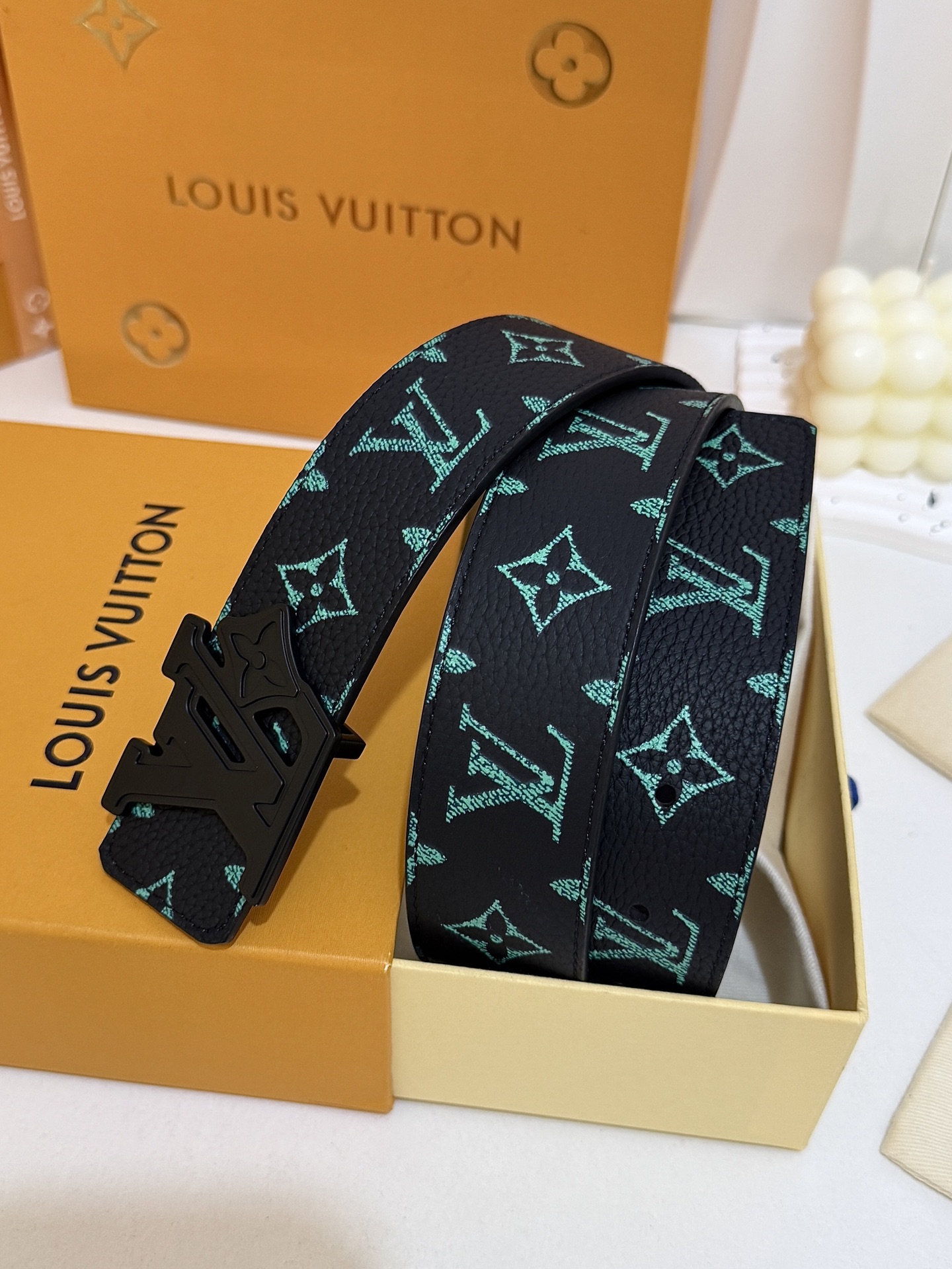 LV绿调撞色LV哑黑皮带｜40mm标准宽度        荔枝粒面耐磨带身，搭配顺滑柔润真皮内里，触感扎实高级，花卉LV
