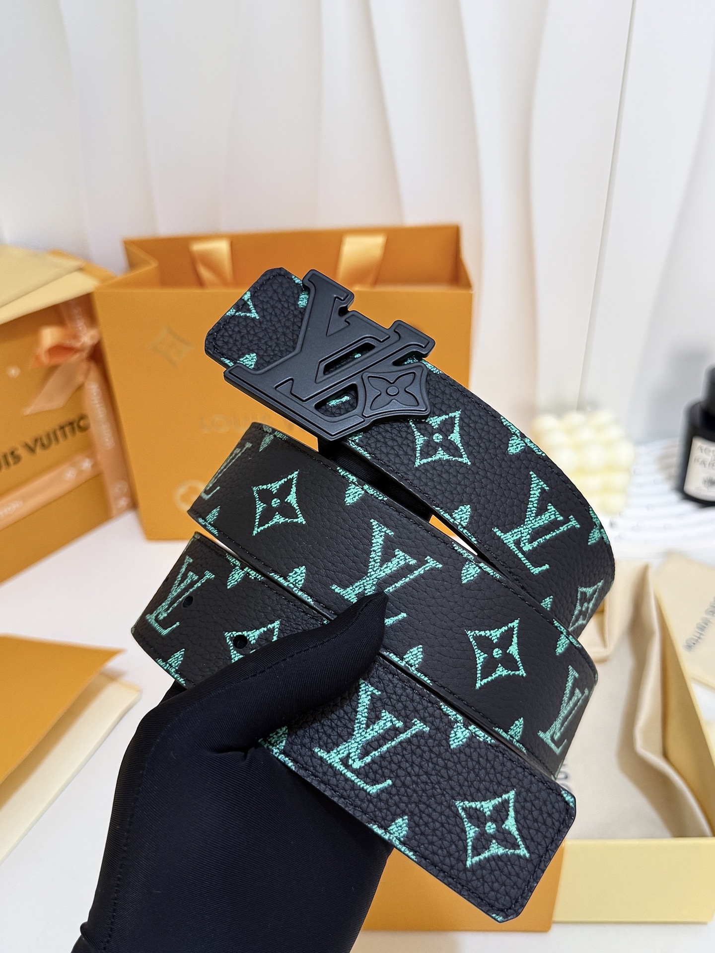 LV绿调撞色LV哑黑皮带｜40mm标准宽度        荔枝粒面耐磨带身，搭配顺滑柔润真皮内里，触感扎实高级，花卉LV