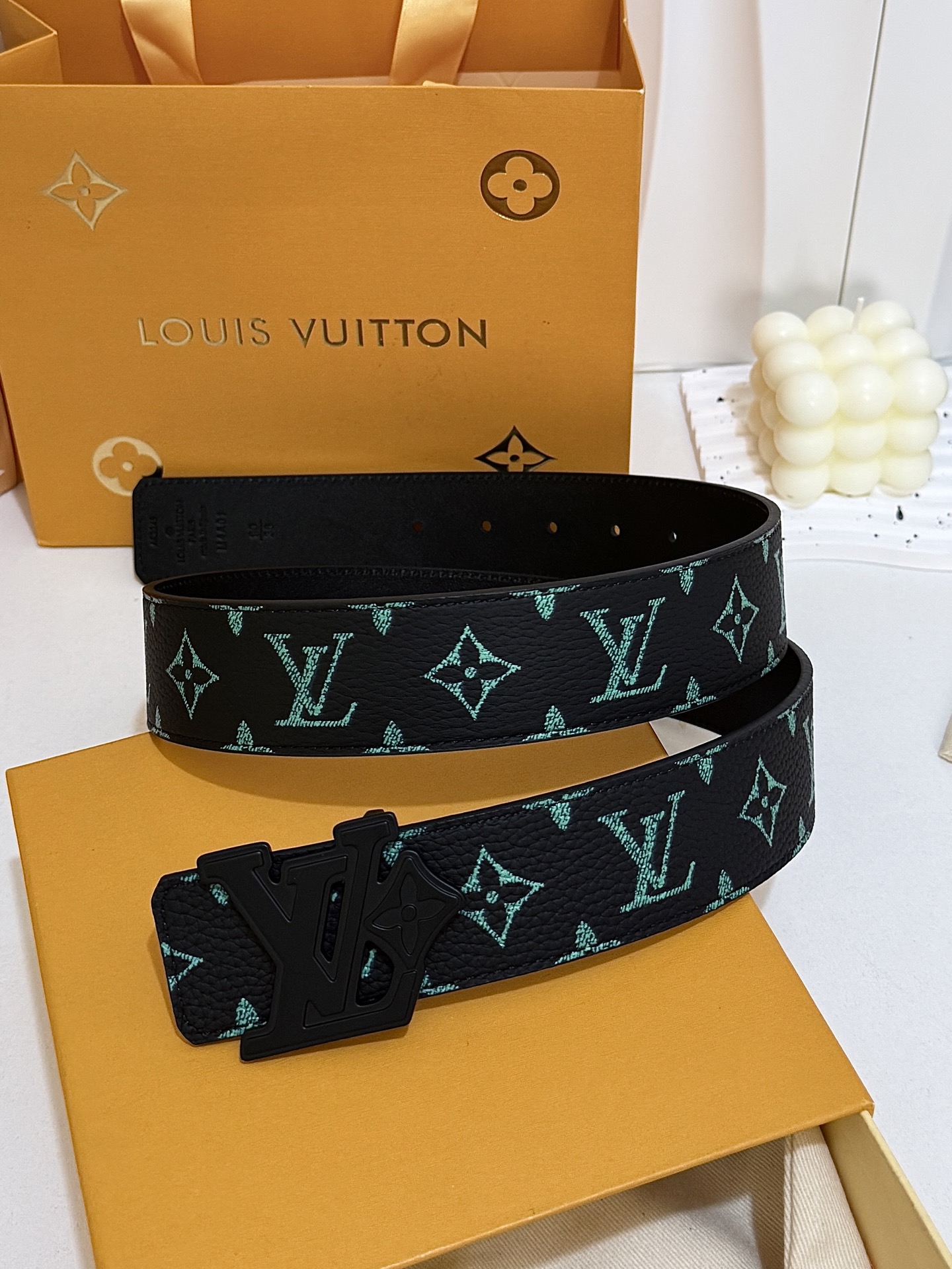 LV绿调撞色LV哑黑皮带｜40mm标准宽度        荔枝粒面耐磨带身，搭配顺滑柔润真皮内里，触感扎实高级，花卉LV