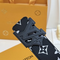 LV黑白满花大logo哑黑皮带|40mm标准宽度 荔枝粒面耐磨带身,搭配顺滑柔润真皮内里,触感扎实高级,花 LV黑白满花大logo哑黑皮带|40mm标准宽度 荔枝粒面耐磨带身,搭配顺滑柔润真皮内里,触感扎实高级,花
