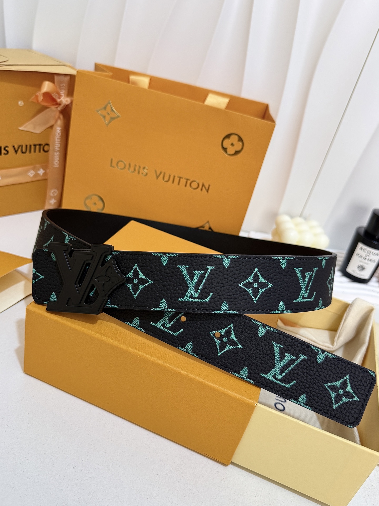 LV绿调撞色LV哑黑皮带｜40mm标准宽度        荔枝粒面耐磨带身，搭配顺滑柔润真皮内里，触感扎实高级，花卉LV