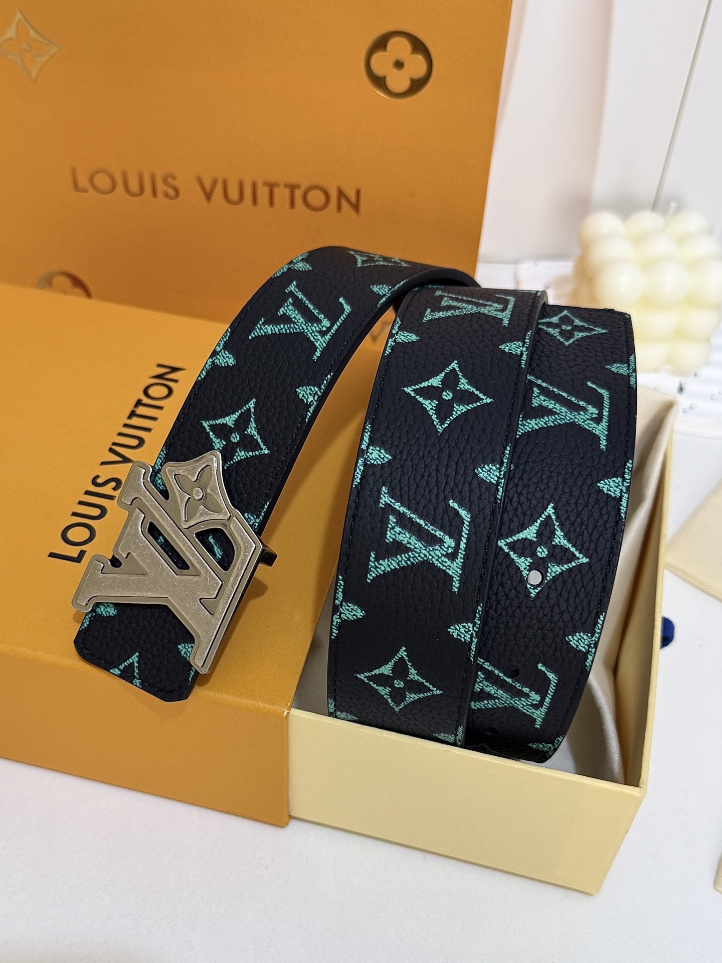 LV绿调撞色LV古银皮带｜40mm标准宽度        荔枝粒面耐磨带身，搭配顺滑柔润真皮内里，触感扎实高级，花卉LV