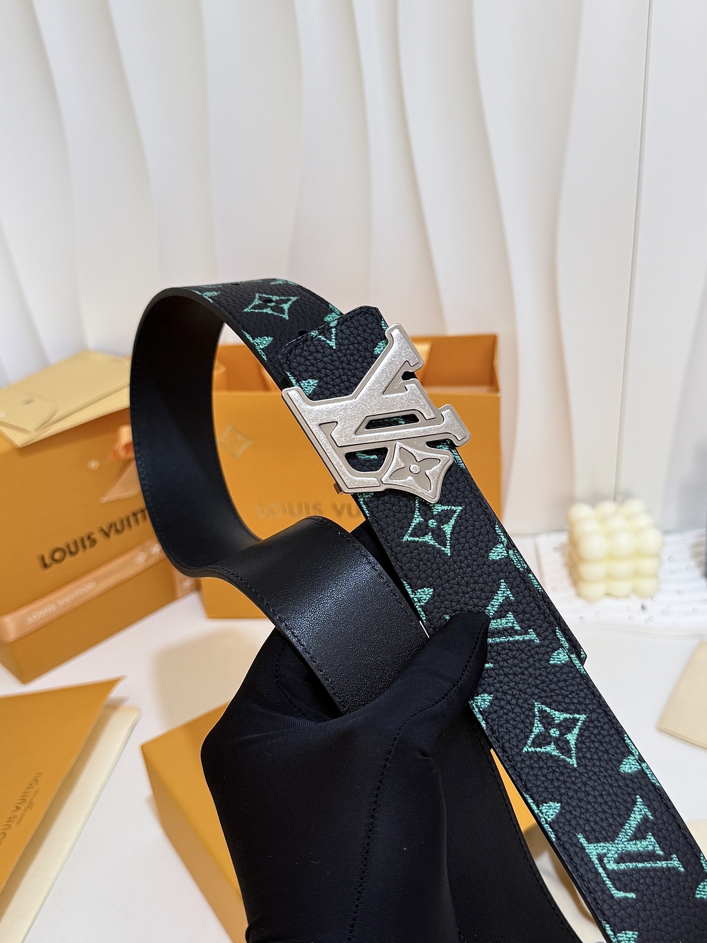 LV绿调撞色LV古银皮带｜40mm标准宽度        荔枝粒面耐磨带身，搭配顺滑柔润真皮内里，触感扎实高级，花卉LV