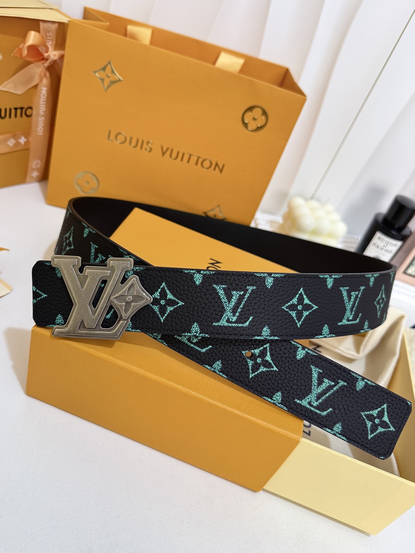 LV绿调撞色LV古银皮带｜40mm标准宽度        荔枝粒面耐磨带身，搭配顺滑柔润真皮内里，触感扎实高级，花卉LV