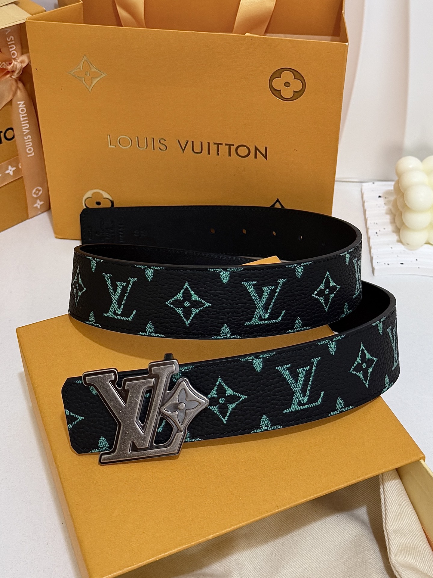 LV绿调撞色LV古银皮带｜40mm标准宽度        荔枝粒面耐磨带身，搭配顺滑柔润真皮内里，触感扎实高级，花卉LV