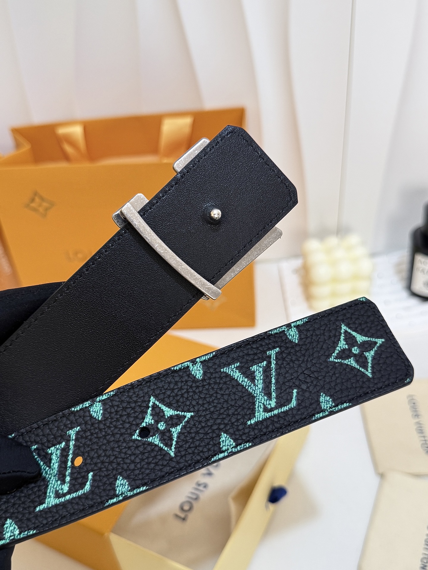 LV绿调撞色LV古银皮带｜40mm标准宽度        荔枝粒面耐磨带身，搭配顺滑柔润真皮内里，触感扎实高级，花卉LV
