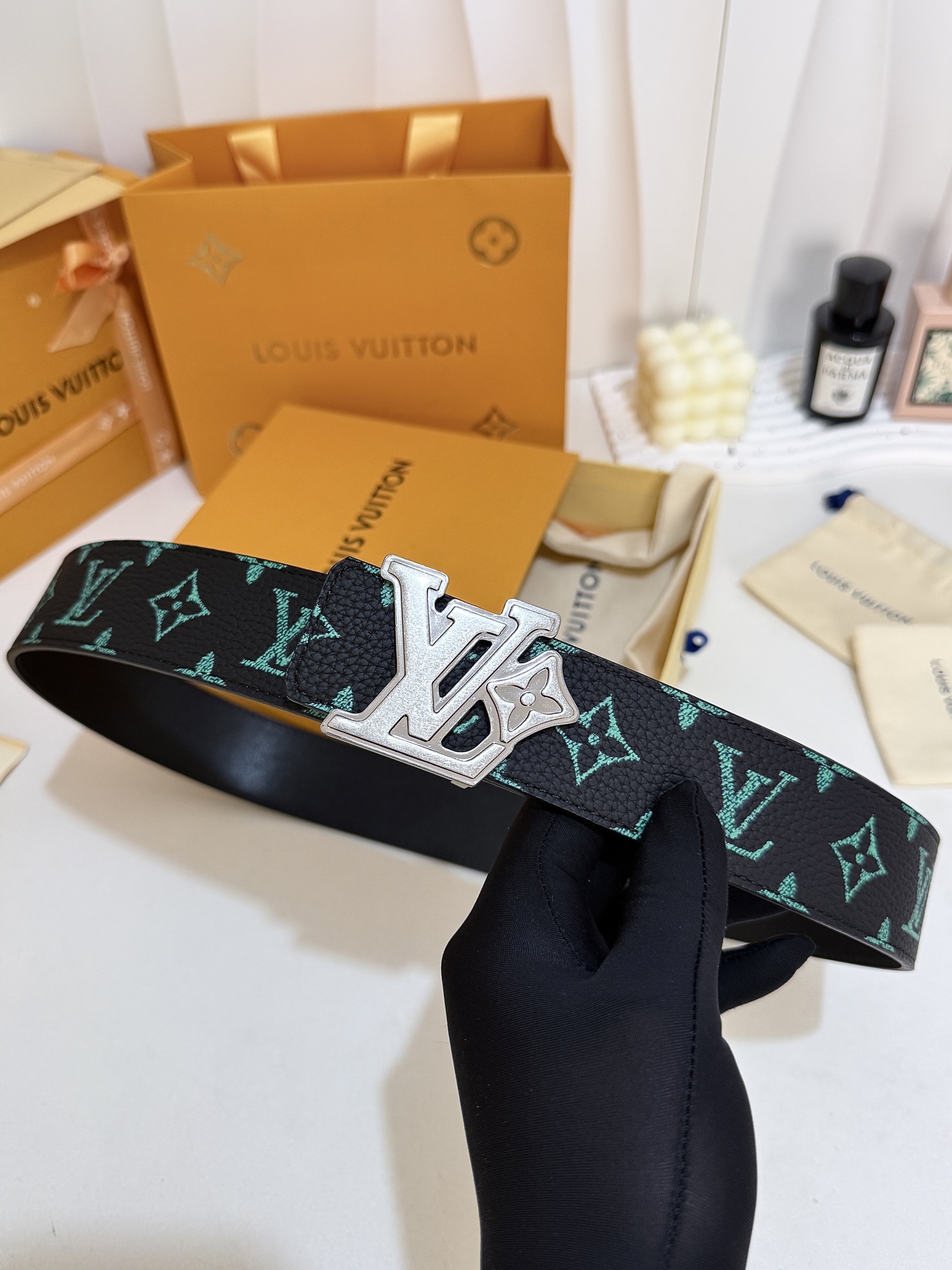LV绿调撞色LV古银皮带｜40mm标准宽度        荔枝粒面耐磨带身，搭配顺滑柔润真皮内里，触感扎实高级，花卉LV