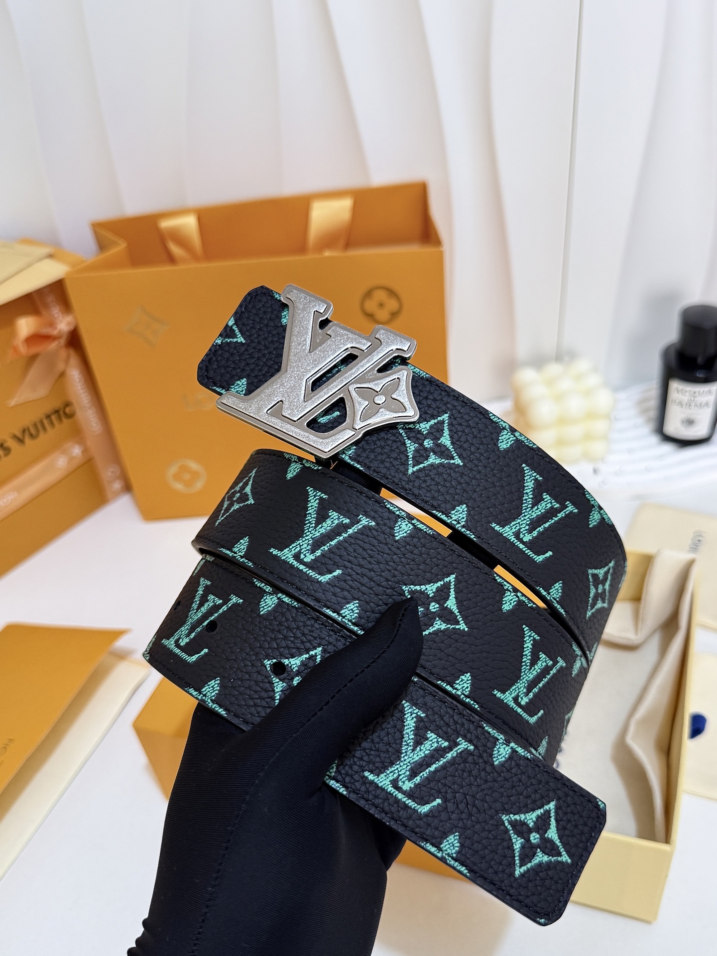 LV绿调撞色LV古银皮带｜40mm标准宽度        荔枝粒面耐磨带身，搭配顺滑柔润真皮内里，触感扎实高级，花卉LV