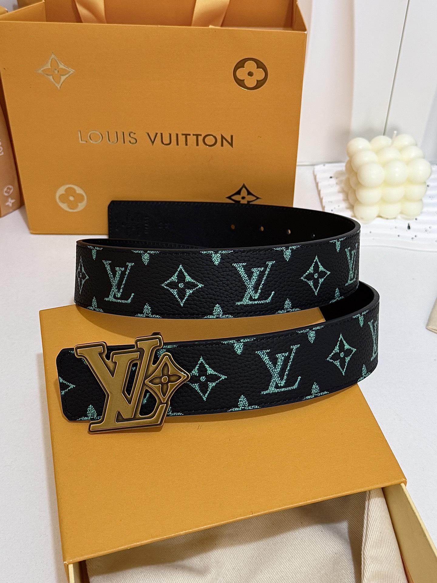 LV绿调撞色LV古金皮带｜40mm标准宽度        荔枝粒面耐磨带身，搭配顺滑柔润真皮内里，触感扎实高级，花卉LV