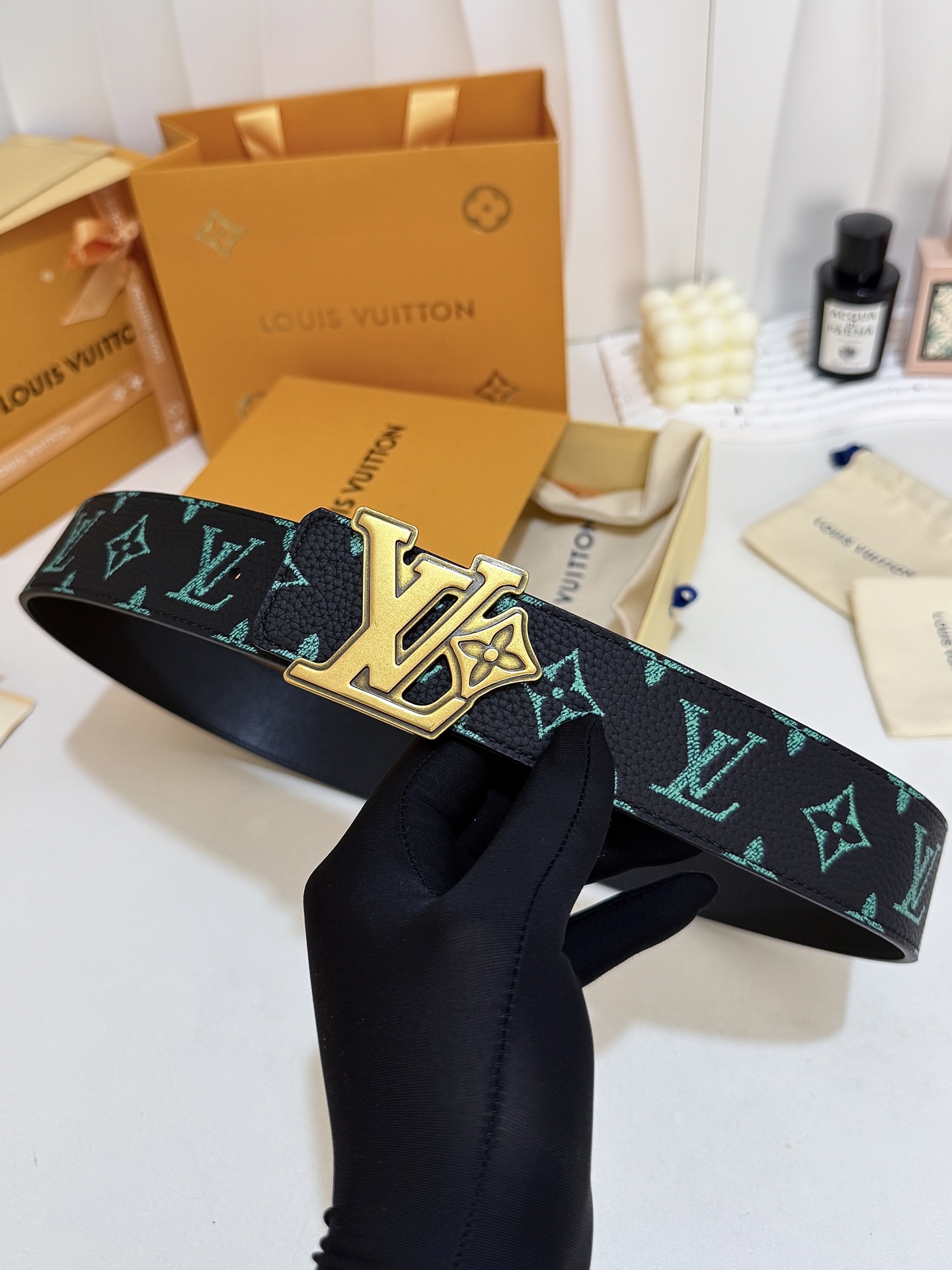 LV绿调撞色LV古金皮带｜40mm标准宽度        荔枝粒面耐磨带身，搭配顺滑柔润真皮内里，触感扎实高级，花卉LV