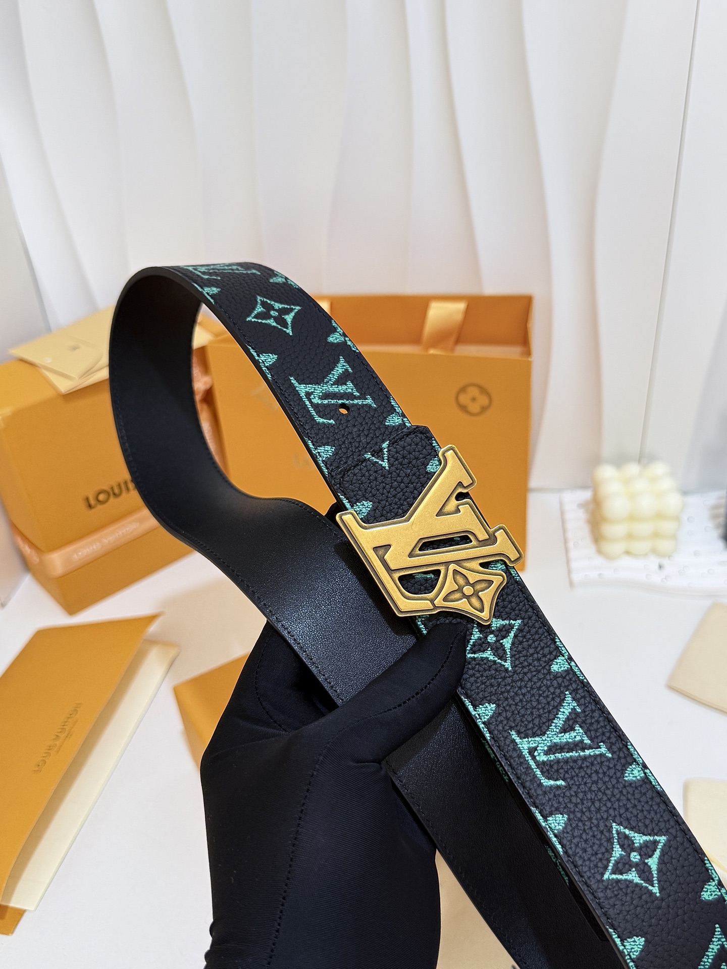 LV绿调撞色LV古金皮带｜40mm标准宽度        荔枝粒面耐磨带身，搭配顺滑柔润真皮内里，触感扎实高级，花卉LV