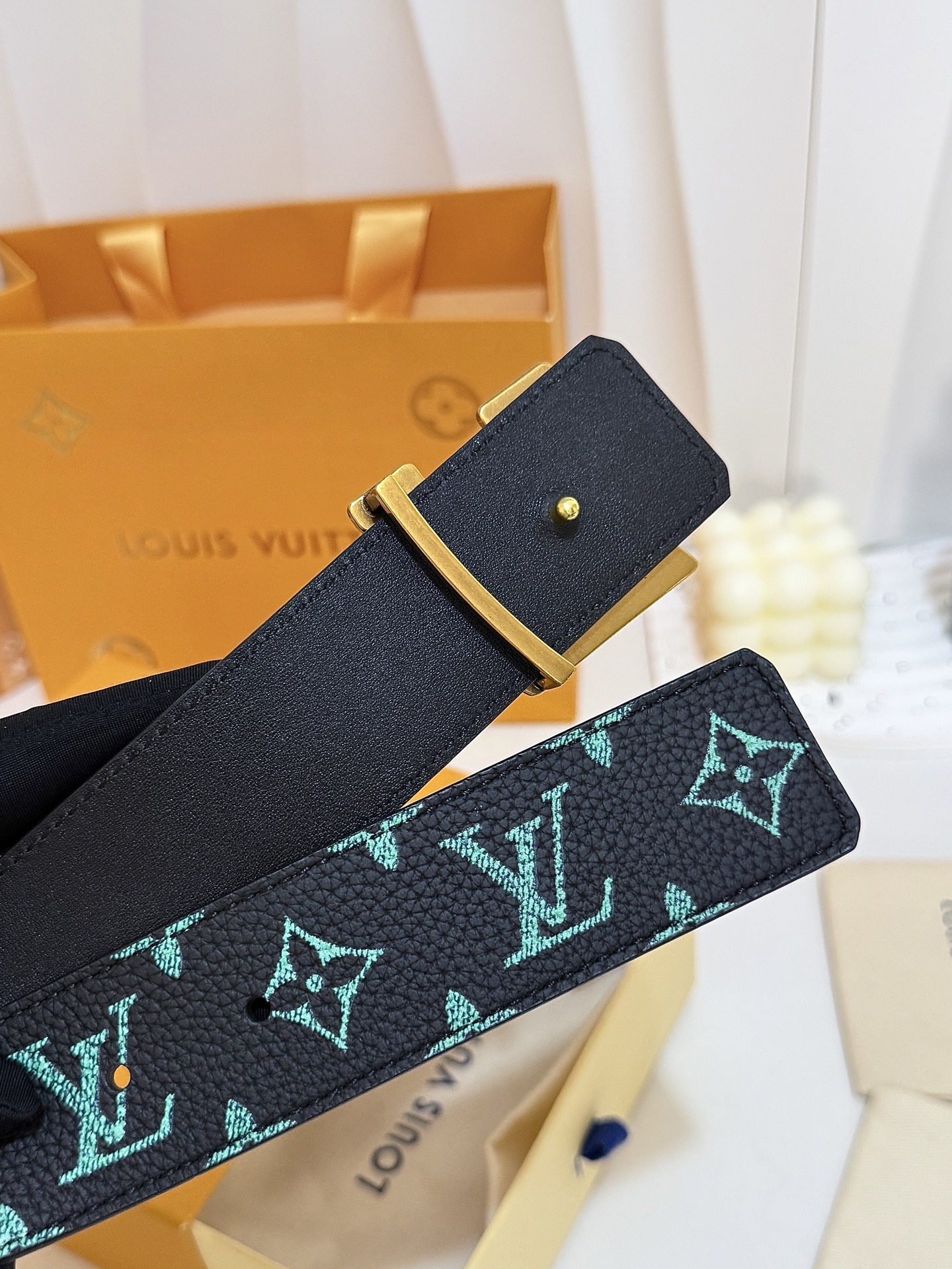 LV绿调撞色LV古金皮带｜40mm标准宽度        荔枝粒面耐磨带身，搭配顺滑柔润真皮内里，触感扎实高级，花卉LV