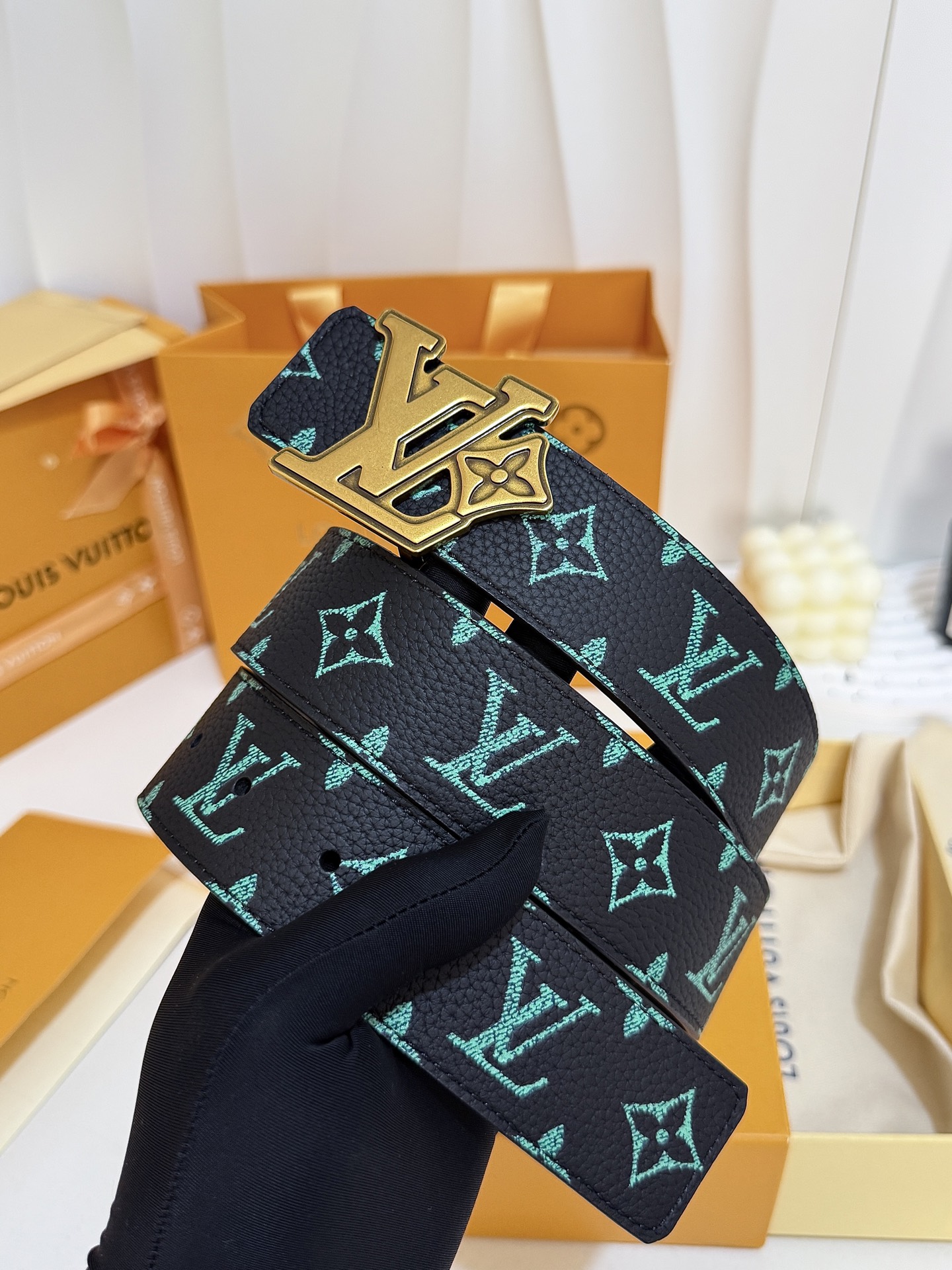 LV绿调撞色LV古金皮带｜40mm标准宽度        荔枝粒面耐磨带身，搭配顺滑柔润真皮内里，触感扎实高级，花卉LV