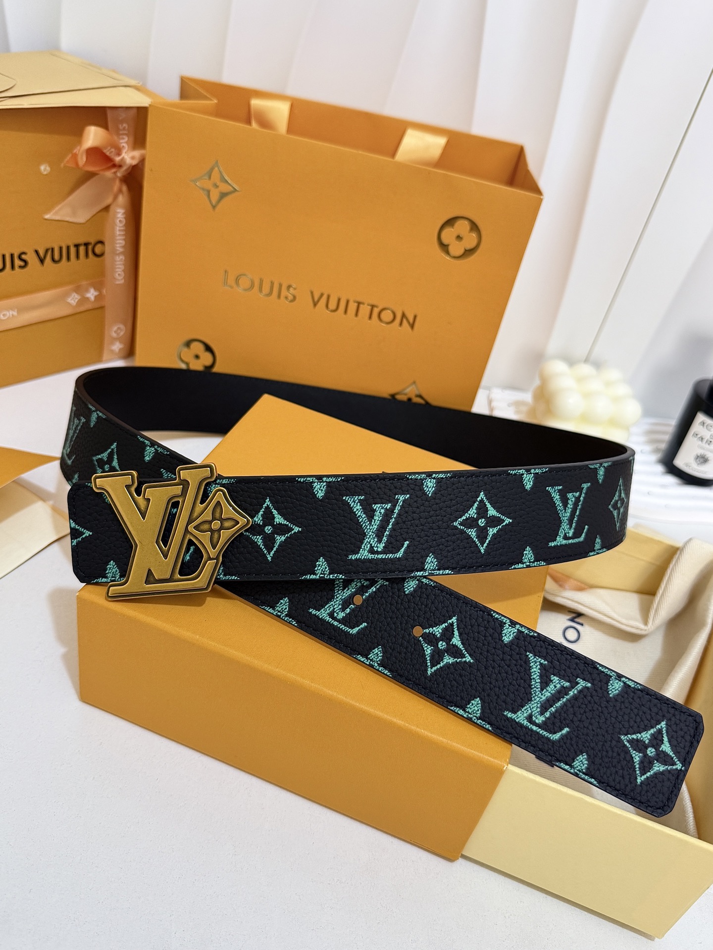 LV绿调撞色LV古金皮带｜40mm标准宽度        荔枝粒面耐磨带身，搭配顺滑柔润真皮内里，触感扎实高级，花卉LV