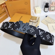 LV黑白满花大logo哑黑皮带|40mm标准宽度 荔枝粒面耐磨带身,搭配顺滑柔润真皮内里,触感扎实高级,花 LV黑白满花大logo哑黑皮带|40mm标准宽度 荔枝粒面耐磨带身,搭配顺滑柔润真皮内里,触感扎实高级,花