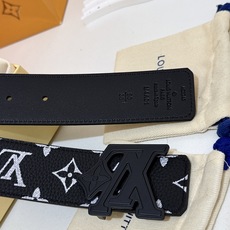 LV黑白满花大logo哑黑皮带|40mm标准宽度 荔枝粒面耐磨带身,搭配顺滑柔润真皮内里,触感扎实高级,花 LV黑白满花大logo哑黑皮带|40mm标准宽度 荔枝粒面耐磨带身,搭配顺滑柔润真皮内里,触感扎实高级,花