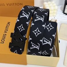 LV黑白满花大logo哑黑皮带|40mm标准宽度 荔枝粒面耐磨带身,搭配顺滑柔润真皮内里,触感扎实高级,花 LV黑白满花大logo哑黑皮带|40mm标准宽度 荔枝粒面耐磨带身,搭配顺滑柔润真皮内里,触感扎实高级,花
