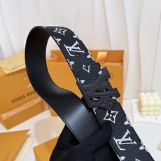 LV黑白满花大logo哑黑皮带|40mm标准宽度 荔枝粒面耐磨带身,搭配顺滑柔润真皮内里,触感扎实高级,花 LV黑白满花大logo哑黑皮带|40mm标准宽度 荔枝粒面耐磨带身,搭配顺滑柔润真皮内里,触感扎实高级,花