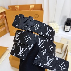 LV黑白满花大logo哑黑皮带|40mm标准宽度 荔枝粒面耐磨带身,搭配顺滑柔润真皮内里,触感扎实高级,花 LV黑白满花大logo哑黑皮带|40mm标准宽度 荔枝粒面耐磨带身,搭配顺滑柔润真皮内里,触感扎实高级,花