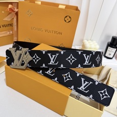 LV黑白满花大logo古银皮带|40mm标准宽度 荔枝粒面耐磨带身,搭配顺滑柔润真皮内里,触感扎实高级,花 LV黑白满花大logo古银皮带|40mm标准宽度 荔枝粒面耐磨带身,搭配顺滑柔润真皮内里,触感扎实高级,花