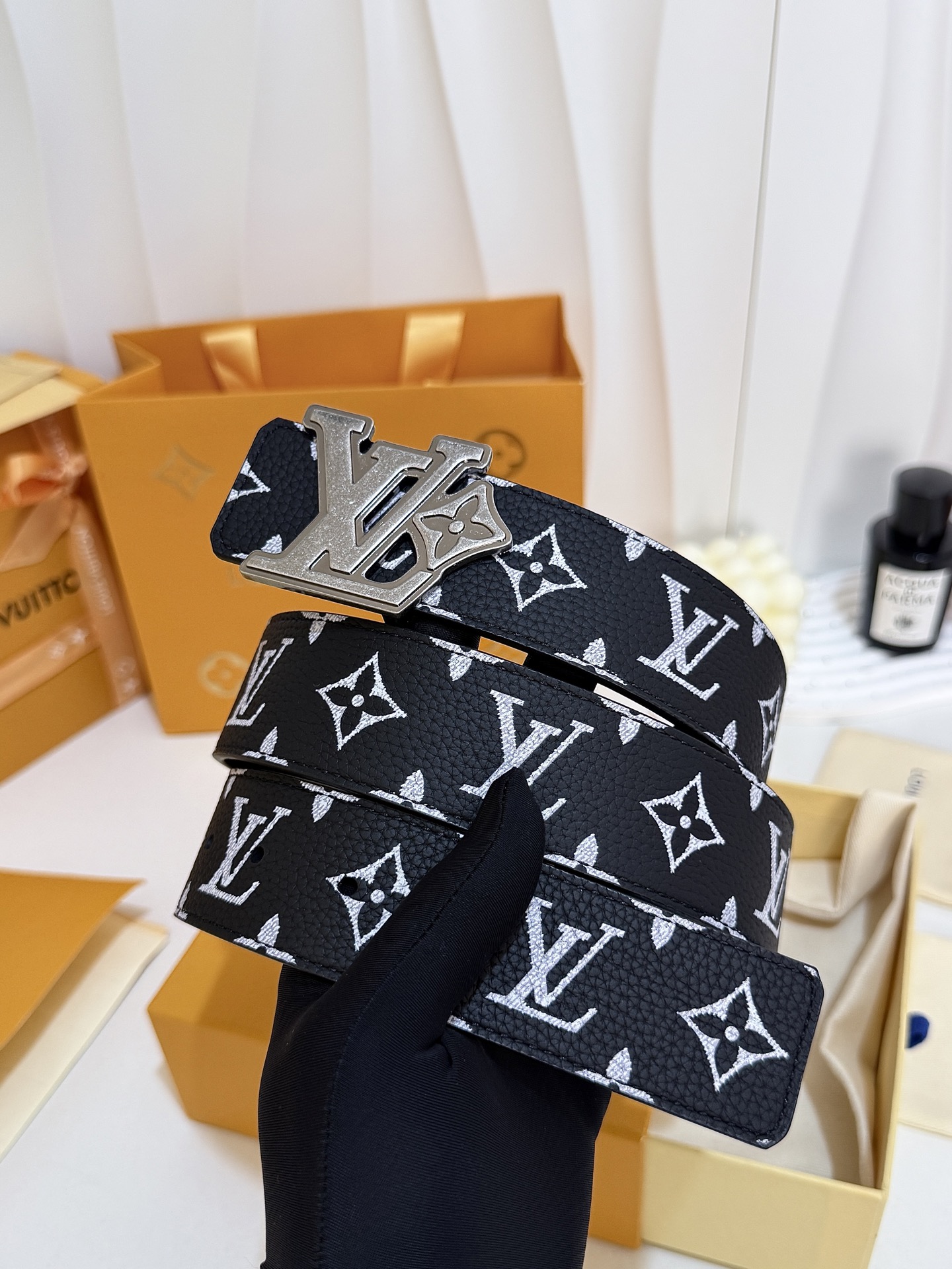 LV黑白满花大logo古银皮带|40mm标准宽度 荔枝粒面耐磨带身,搭配顺滑柔润真皮内里,触感扎实高级,花 LV黑白满花大logo古银皮带|40mm标准宽度 荔枝粒面耐磨带身,搭配顺滑柔润真皮内里,触感扎实高级,花