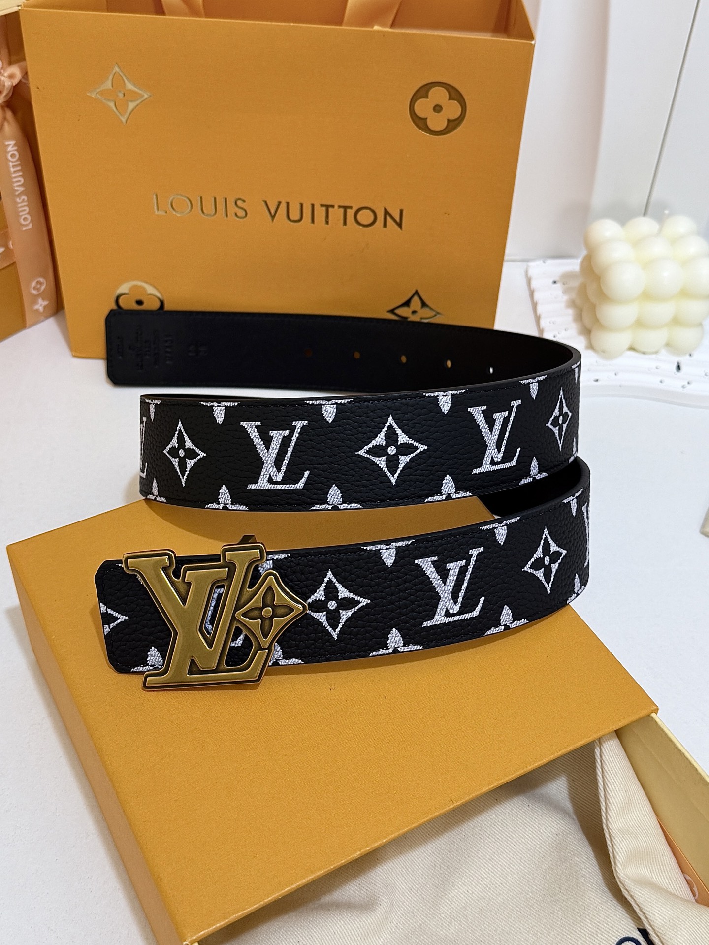 LV黑白满花大logo古金皮带｜40mm标准宽度        荔枝粒面耐磨带身，搭配顺滑柔润真皮内里，触感扎实高级，花