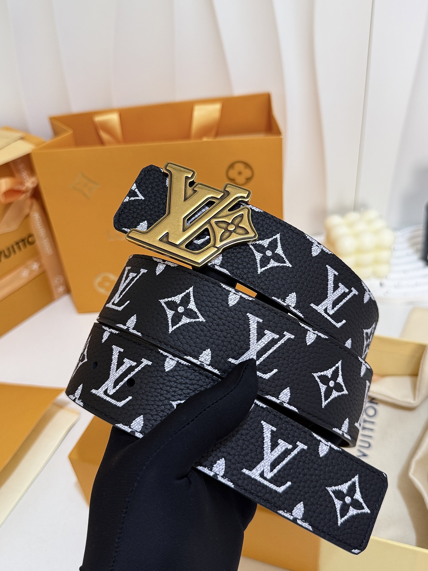 LV黑白满花大logo古金皮带｜40mm标准宽度        荔枝粒面耐磨带身，搭配顺滑柔润真皮内里，触感扎实高级，花