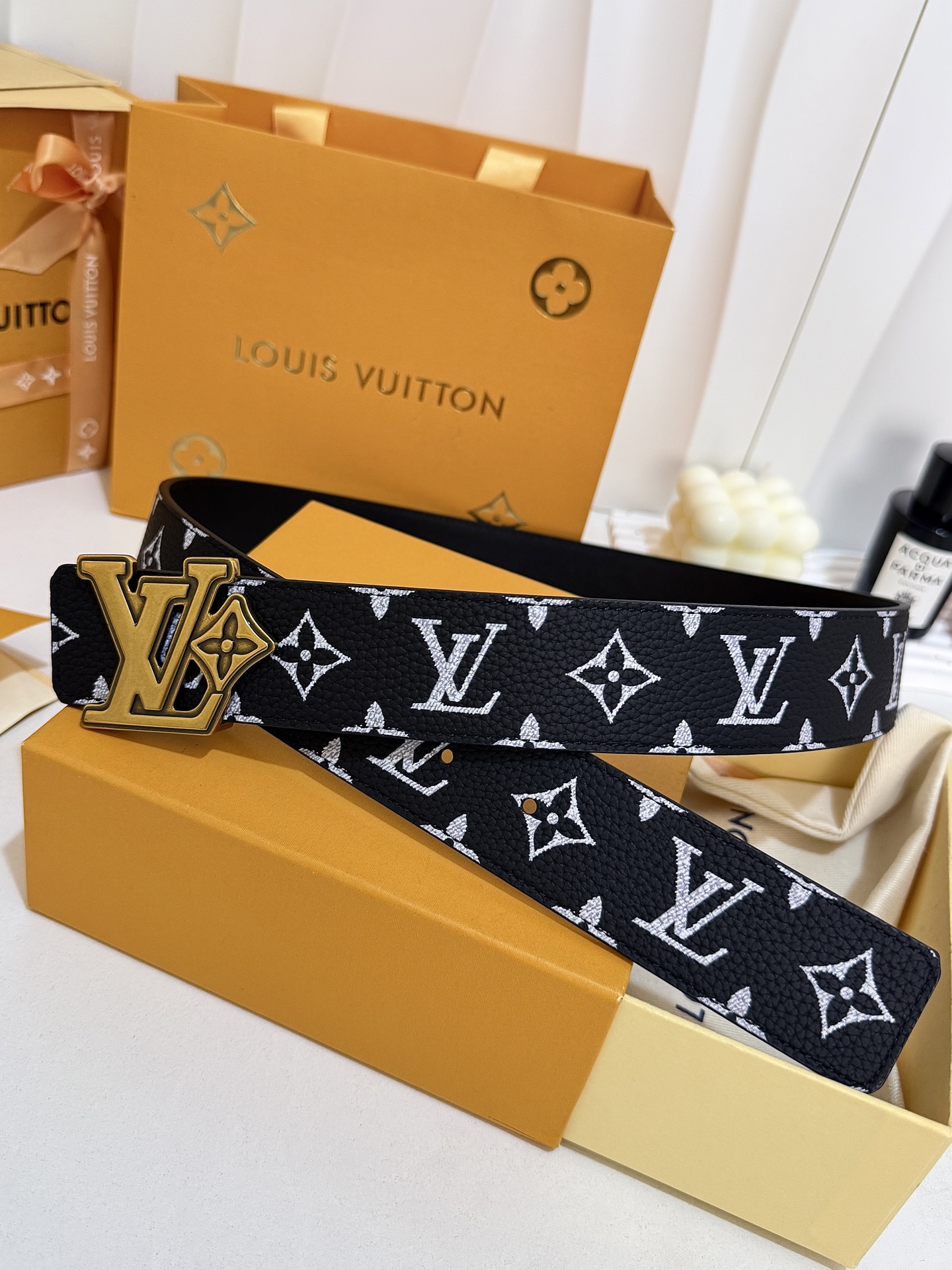 LV黑白满花大logo古金皮带｜40mm标准宽度        荔枝粒面耐磨带身，搭配顺滑柔润真皮内里，触感扎实高级，花