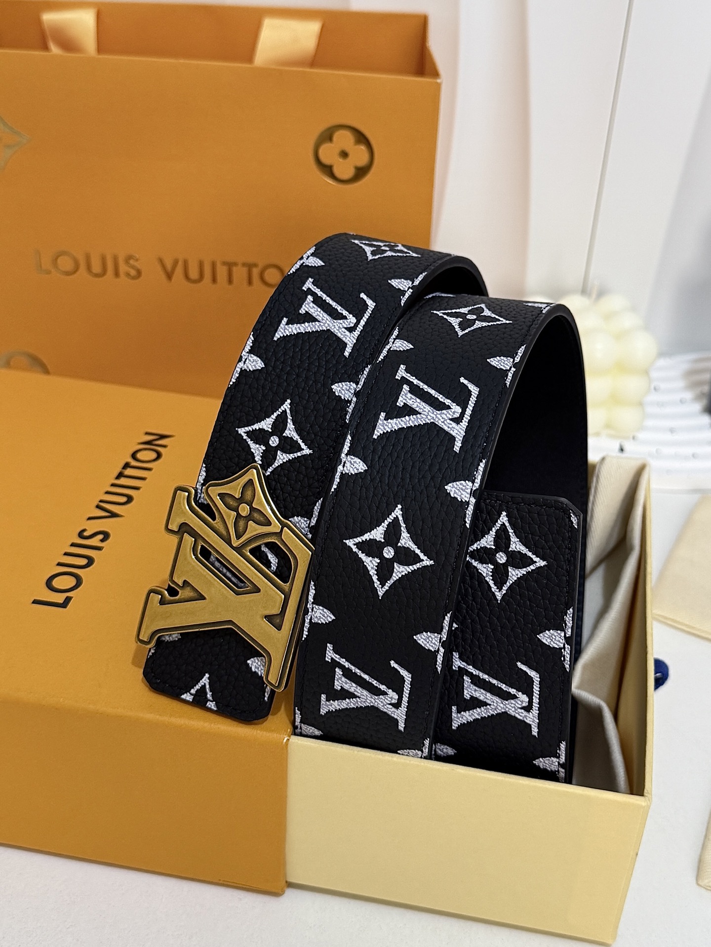 LV黑白满花大logo古金皮带｜40mm标准宽度        荔枝粒面耐磨带身，搭配顺滑柔润真皮内里，触感扎实高级，花