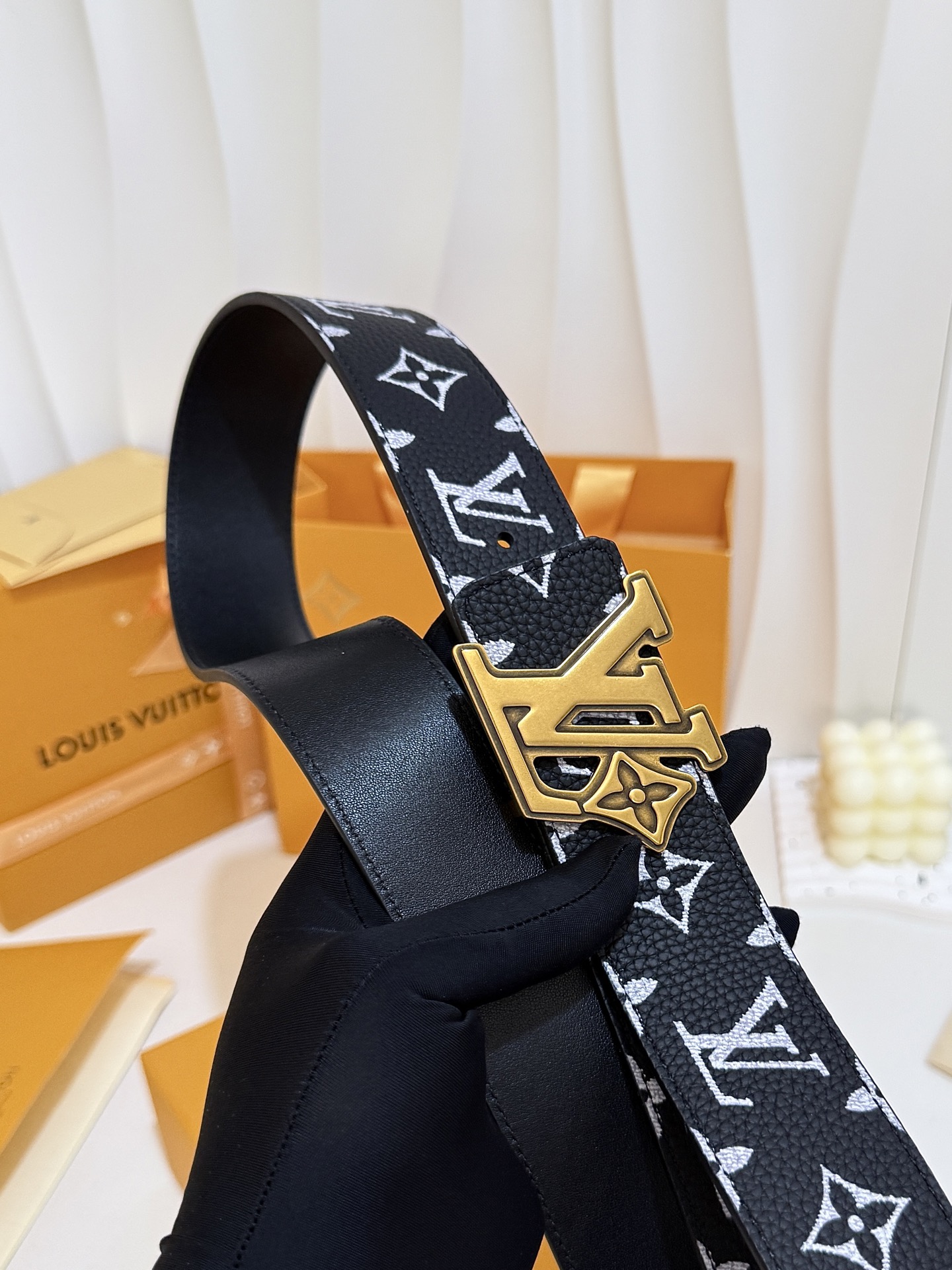 LV黑白满花大logo古金皮带｜40mm标准宽度        荔枝粒面耐磨带身，搭配顺滑柔润真皮内里，触感扎实高级，花