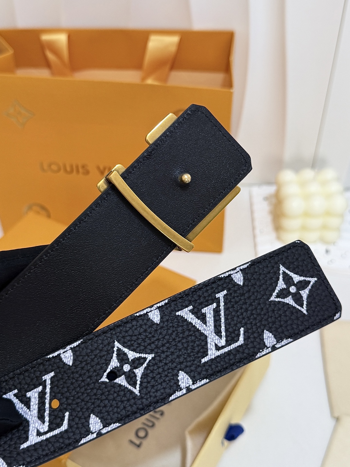LV黑白满花大logo古金皮带｜40mm标准宽度        荔枝粒面耐磨带身，搭配顺滑柔润真皮内里，触感扎实高级，花