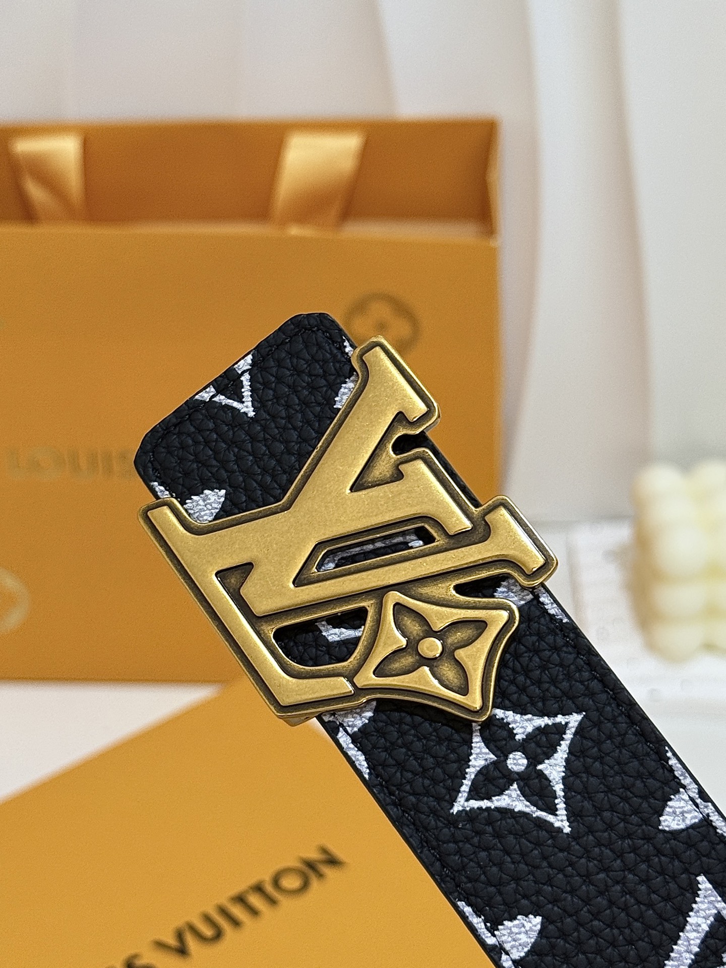 LV黑白满花大logo古金皮带｜40mm标准宽度        荔枝粒面耐磨带身，搭配顺滑柔润真皮内里，触感扎实高级，花