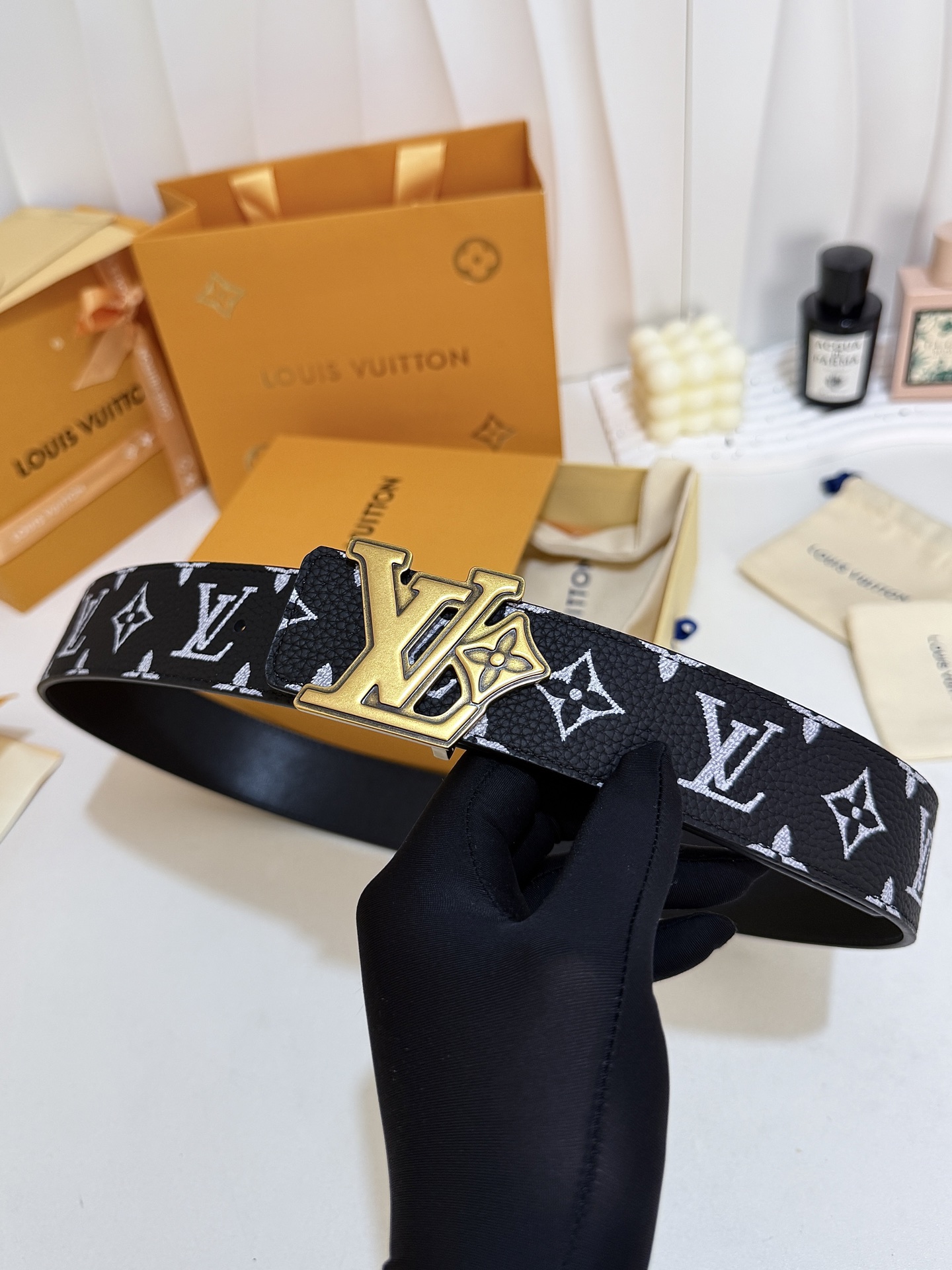 LV黑白满花大logo古金皮带｜40mm标准宽度        荔枝粒面耐磨带身，搭配顺滑柔润真皮内里，触感扎实高级，花