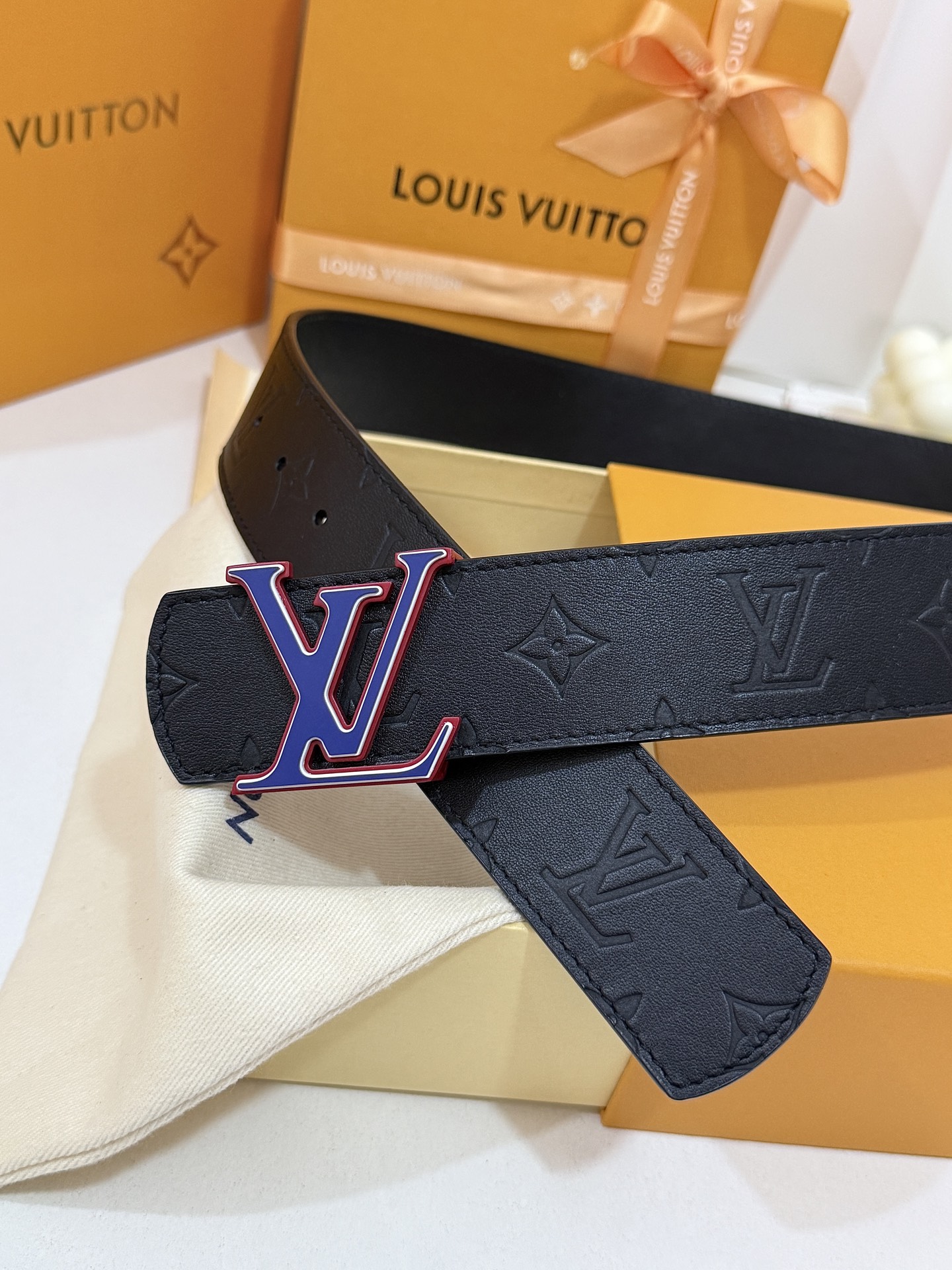 LV满印压花撞色标扣皮带｜40mm标准宽度       通体头层皮压刻经典老花纹路，皮身柔韧细腻 撞色包边立体LV金属扣