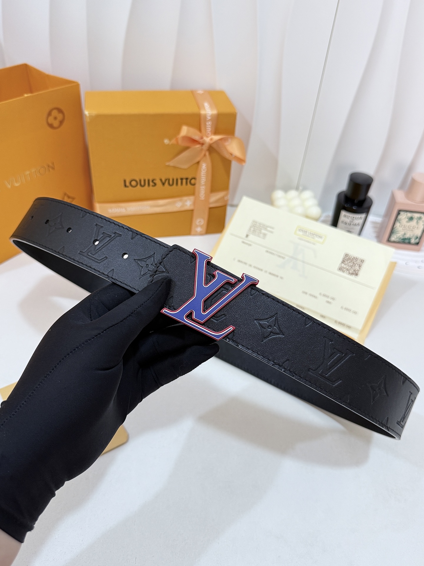 LV满印压花撞色标扣皮带｜40mm标准宽度       通体头层皮压刻经典老花纹路，皮身柔韧细腻 撞色包边立体LV金属扣