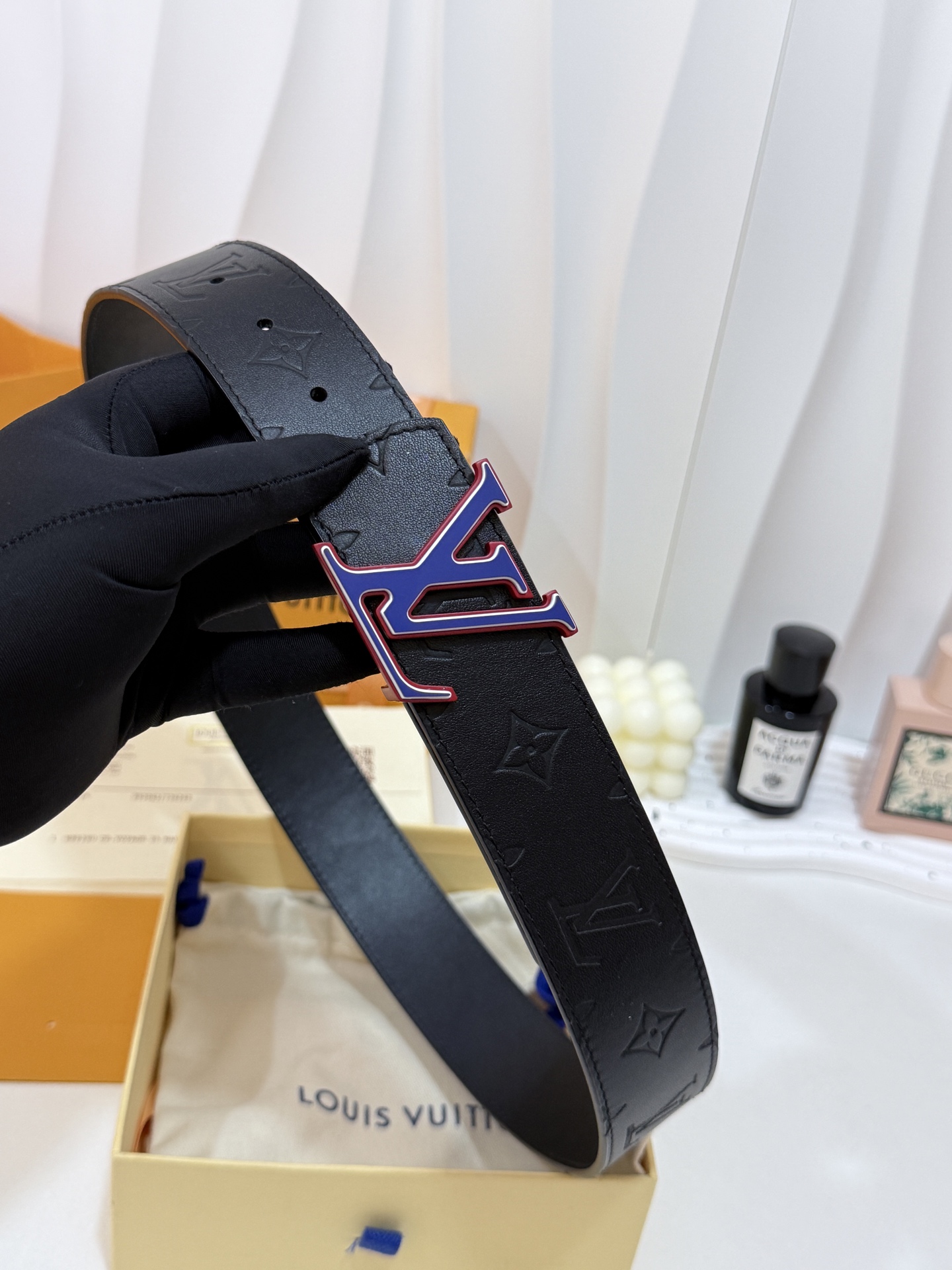 LV满印压花撞色标扣皮带｜40mm标准宽度       通体头层皮压刻经典老花纹路，皮身柔韧细腻 撞色包边立体LV金属扣