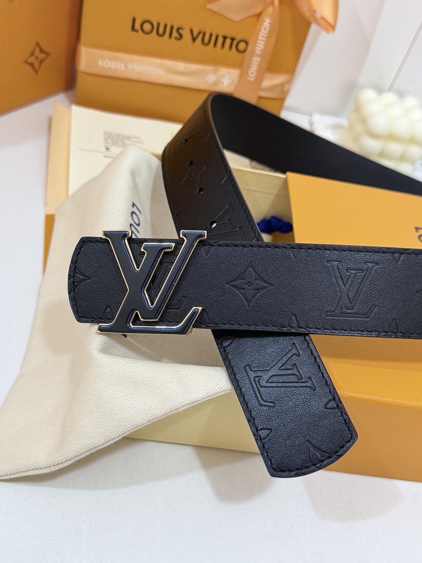 LV满印压花撞色标扣皮带｜40mm标准宽度       通体头层皮压刻经典老花纹路，皮身柔韧细腻 撞色包边立体LV金属扣