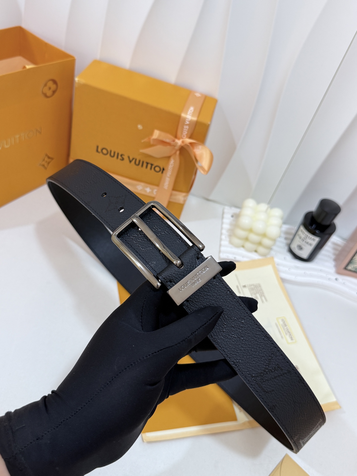 LV满纹暗花针扣皮带35｜mm标准宽度       颗粒感压纹牛皮带身，纹路低调内敛不张扬 亮面抛光方形针扣利落大气，商