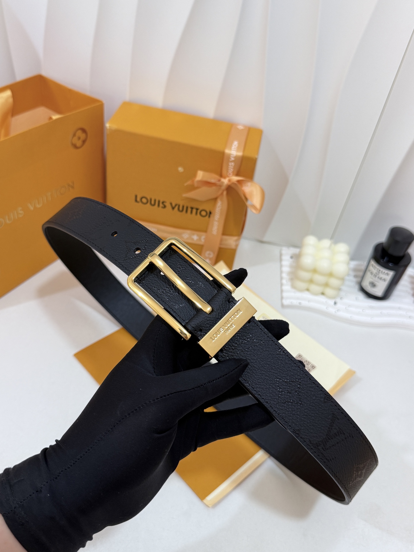 LV满纹暗花针扣皮带35｜mm标准宽度       颗粒感压纹牛皮带身，纹路低调内敛不张扬 亮面抛光方形针扣利落大气，商