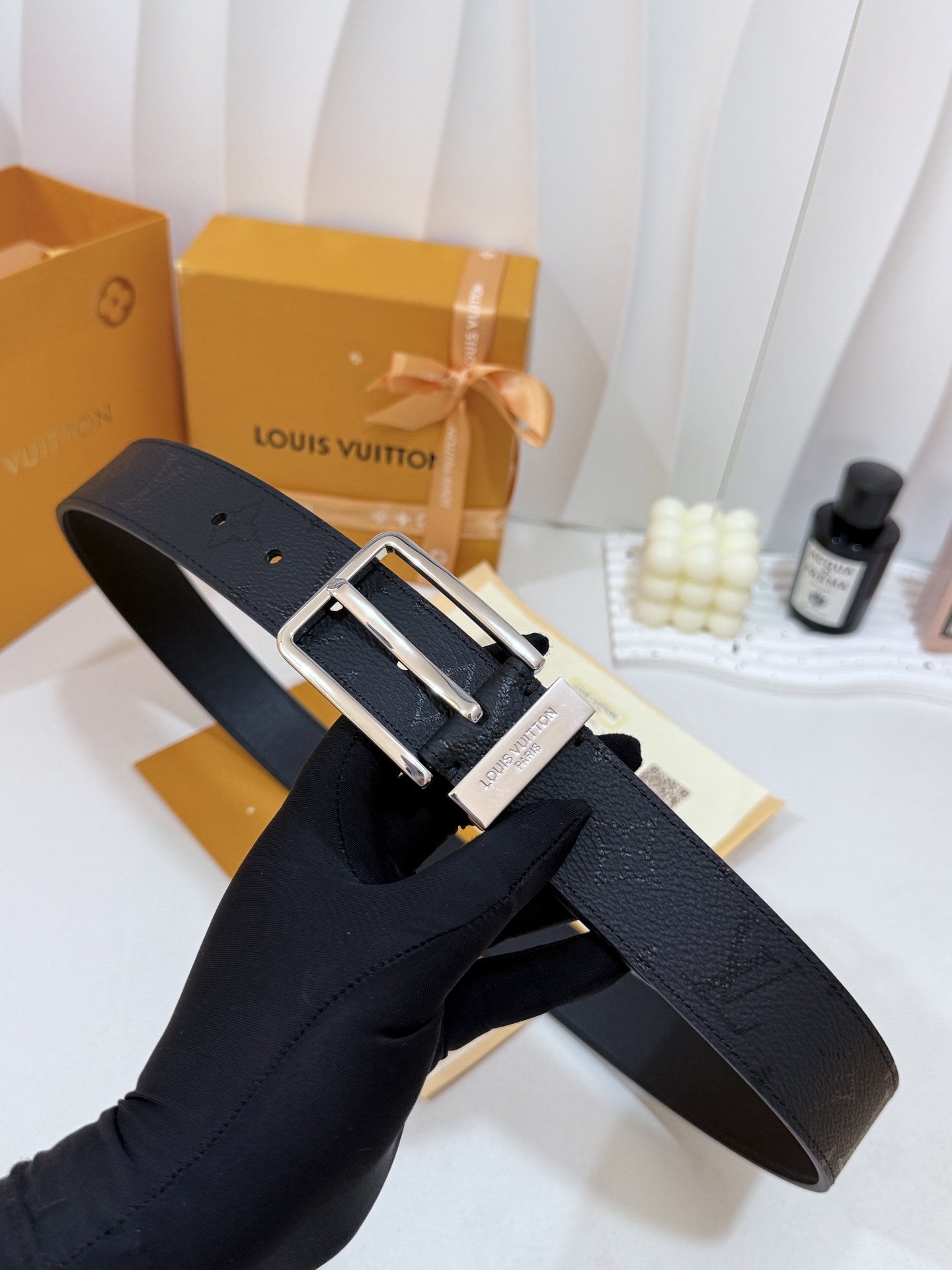LV满纹暗花针扣皮带35｜mm标准宽度       颗粒感压纹牛皮带身，纹路低调内敛不张扬 亮面抛光方形针扣利落大气，商
