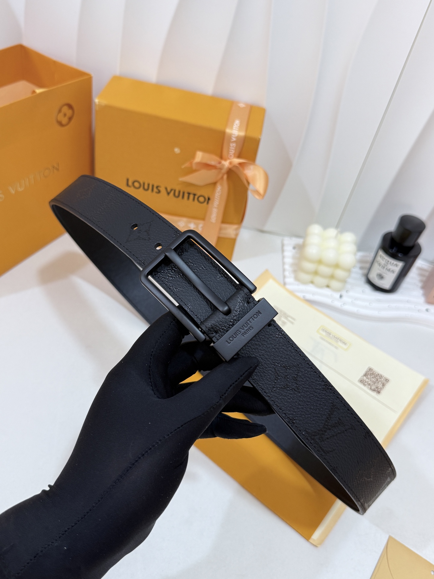 LV满纹暗花针扣皮带35｜mm标准宽度       颗粒感压纹牛皮带身，纹路低调内敛不张扬 哑黑方形针扣利落大气，商务日