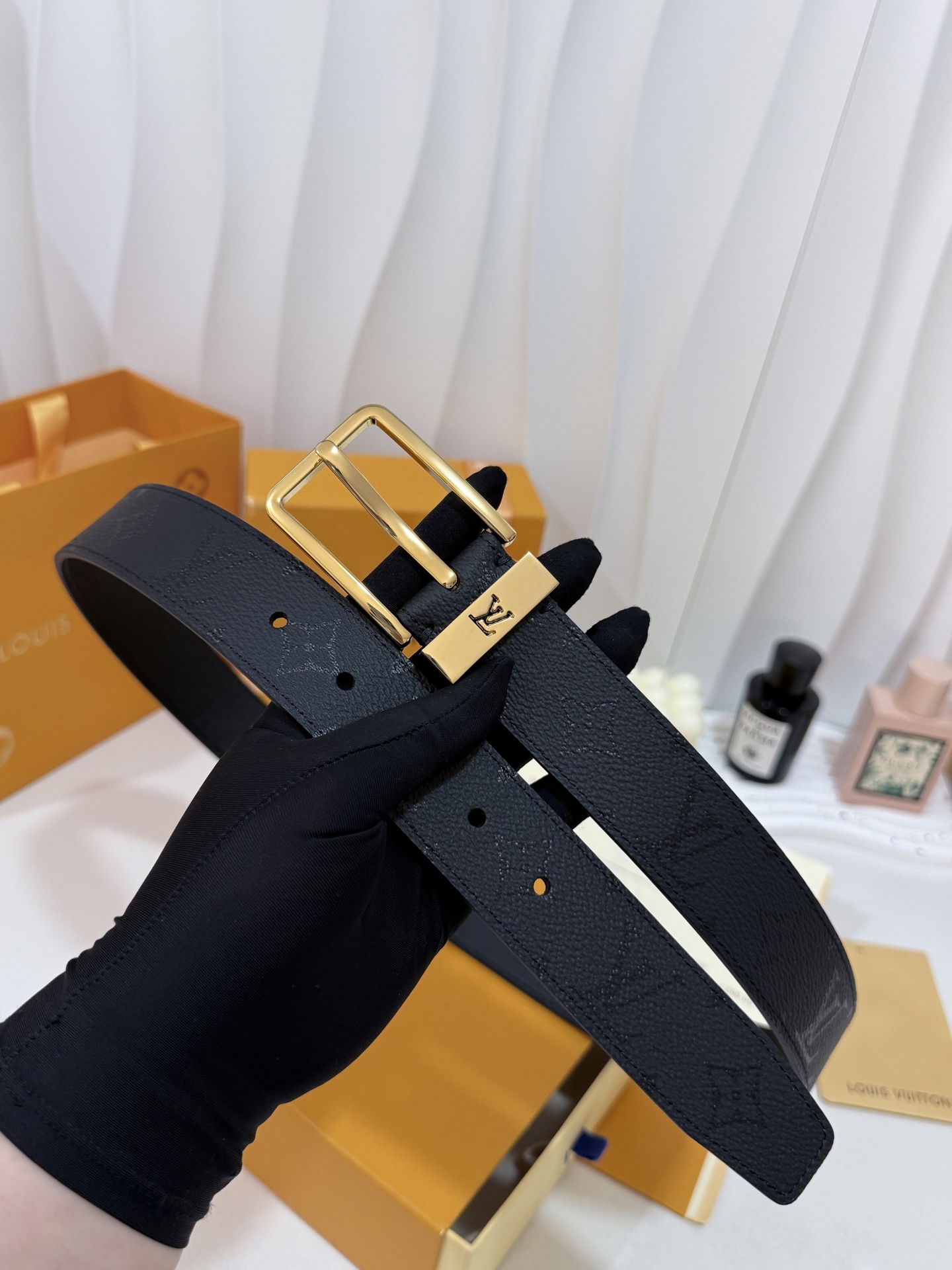 LV满纹暗花针扣皮带35｜mm标准宽度       颗粒感压纹牛皮带身，纹路低调内敛不张扬 亮面抛光方形针扣利落大气，商