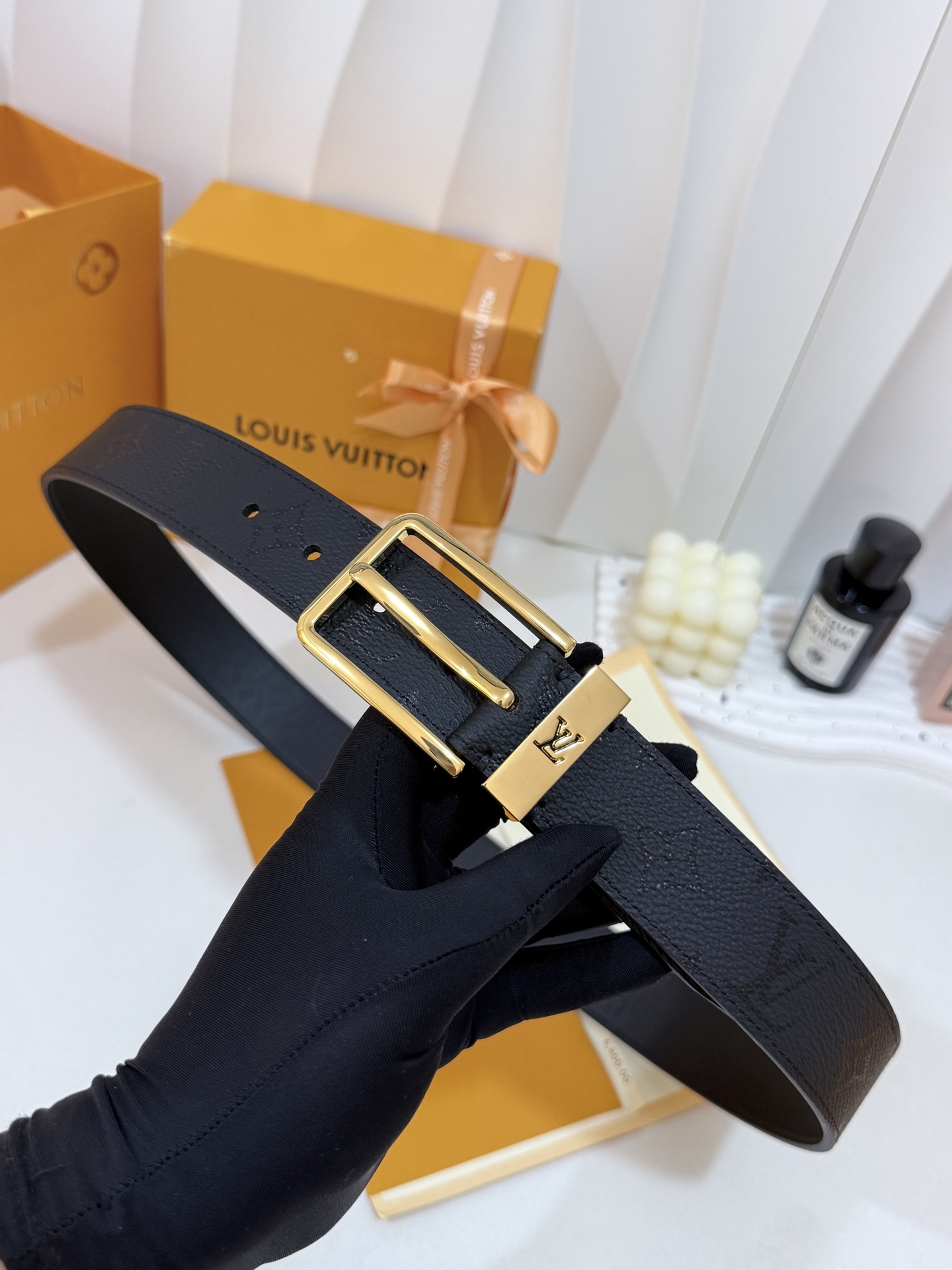 LV满纹暗花针扣皮带35｜mm标准宽度       颗粒感压纹牛皮带身，纹路低调内敛不张扬 亮面抛光方形针扣利落大气，商