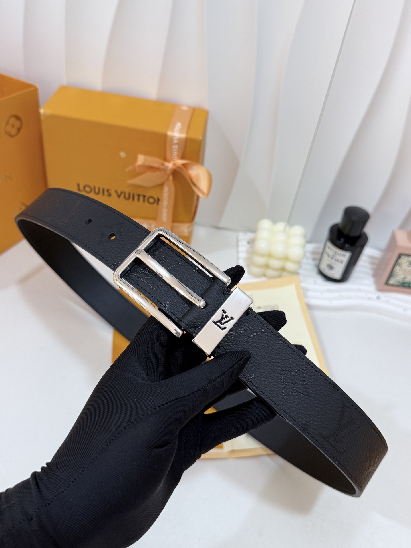 LV满纹暗花针扣皮带35｜mm标准宽度       颗粒感压纹牛皮带身，纹路低调内敛不张扬 亮面抛光方形针扣利落大气，商