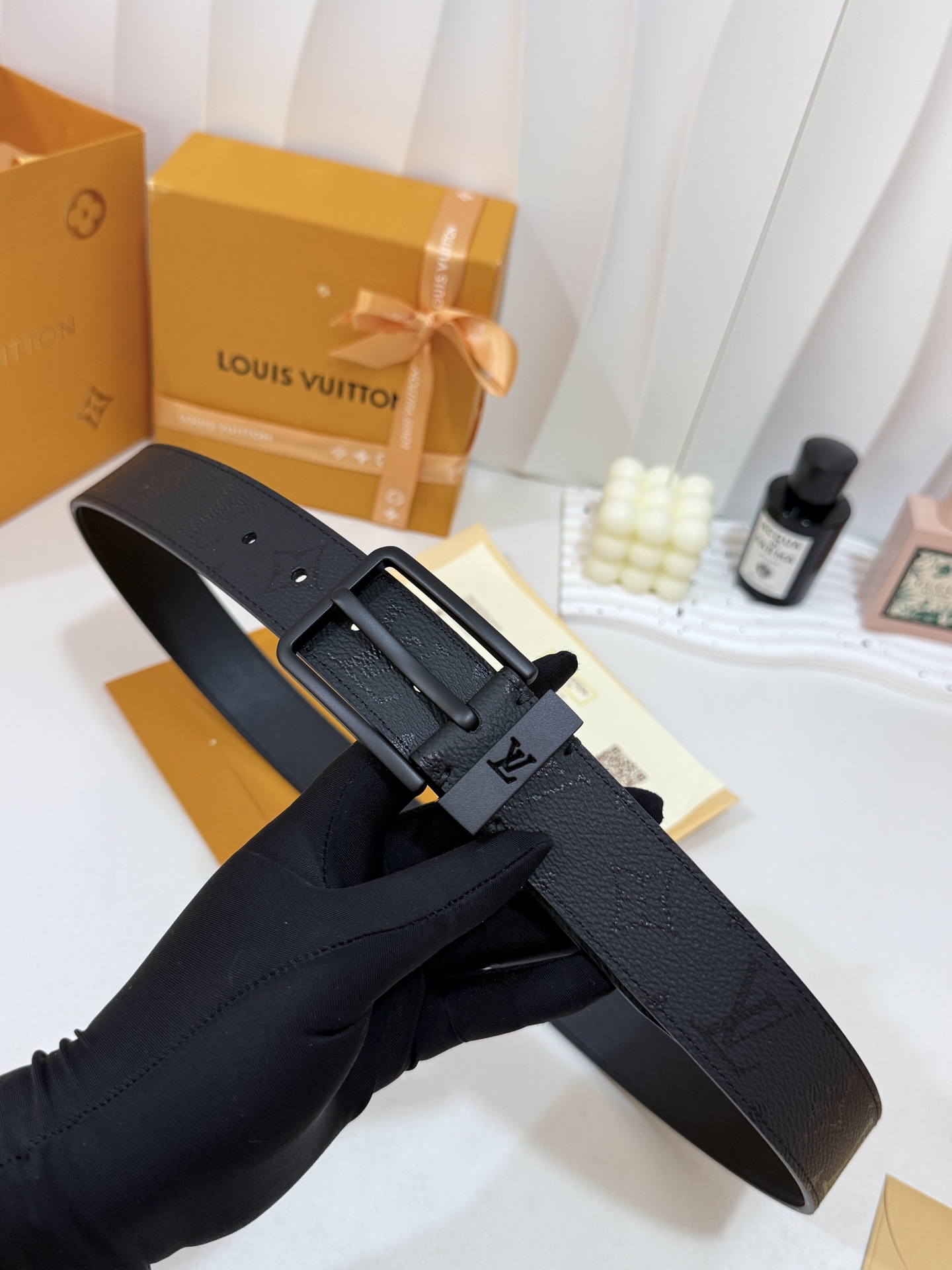 LV满纹暗花针扣皮带35｜mm标准宽度       颗粒感压纹牛皮带身，纹路低调内敛不张扬 哑黑方形针扣利落大气，商务日