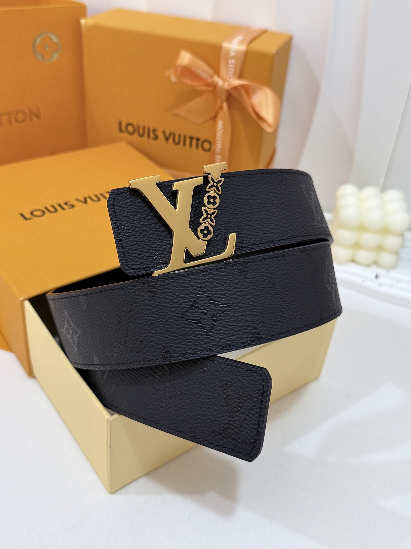 LV暗黑花亮金花扣皮带｜40mm标准宽度          LV Initiales Midhight 40 毫米双面腰